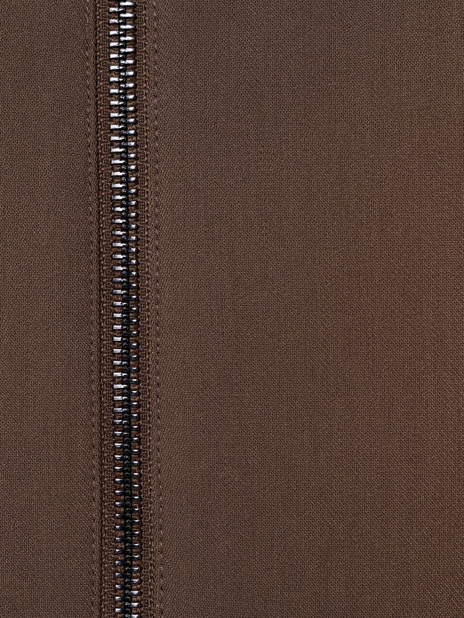 جاكيت قصير بسحاب من القماش الكثيف