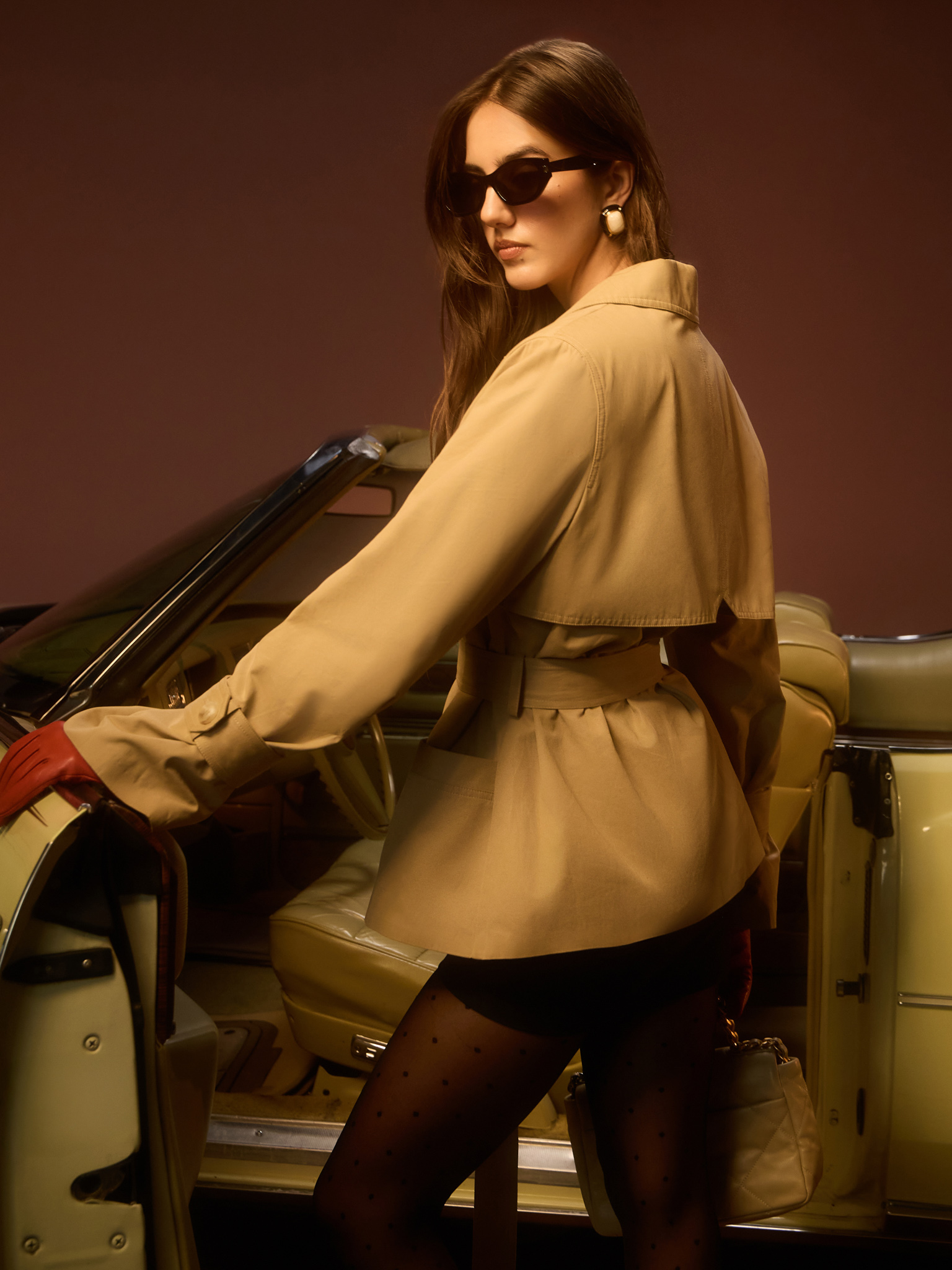 Short trench coat with wide belt