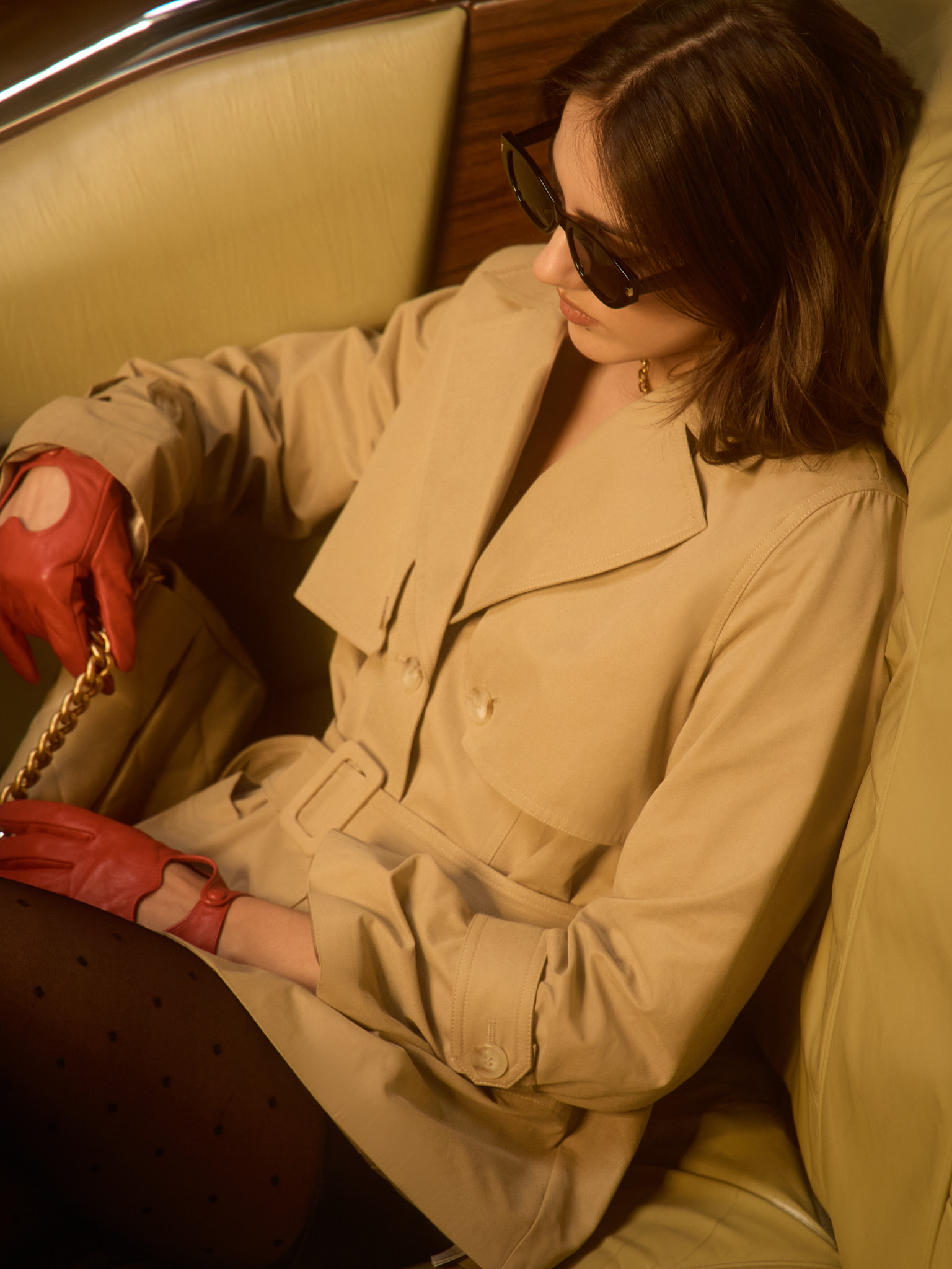 Short trench coat with wide belt