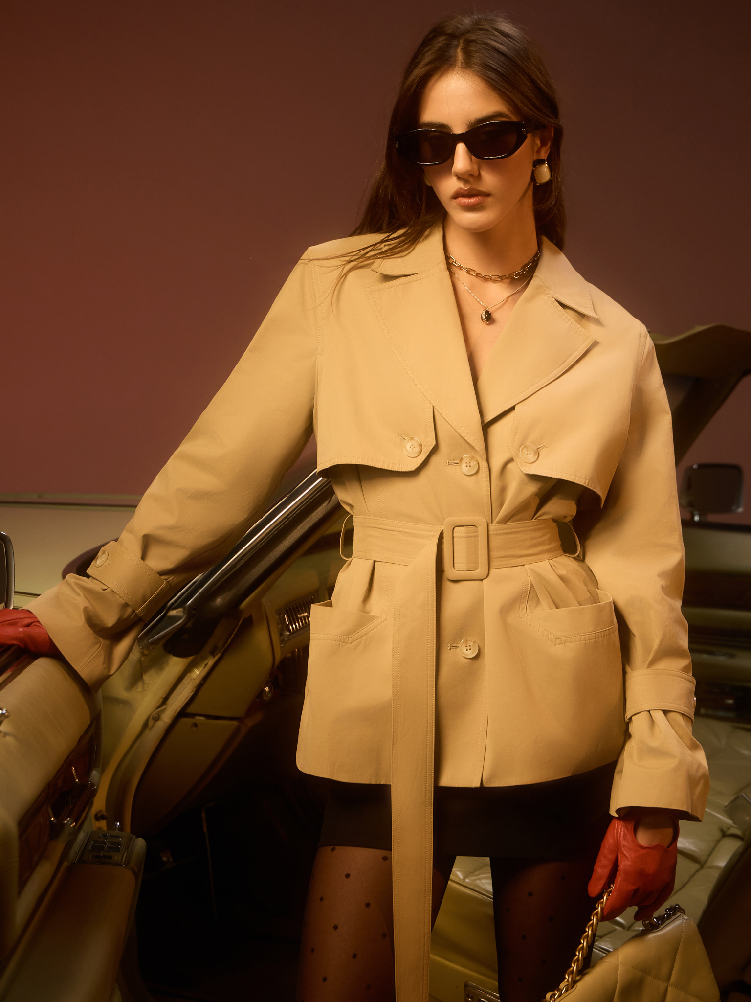 Short trench coat with wide belt