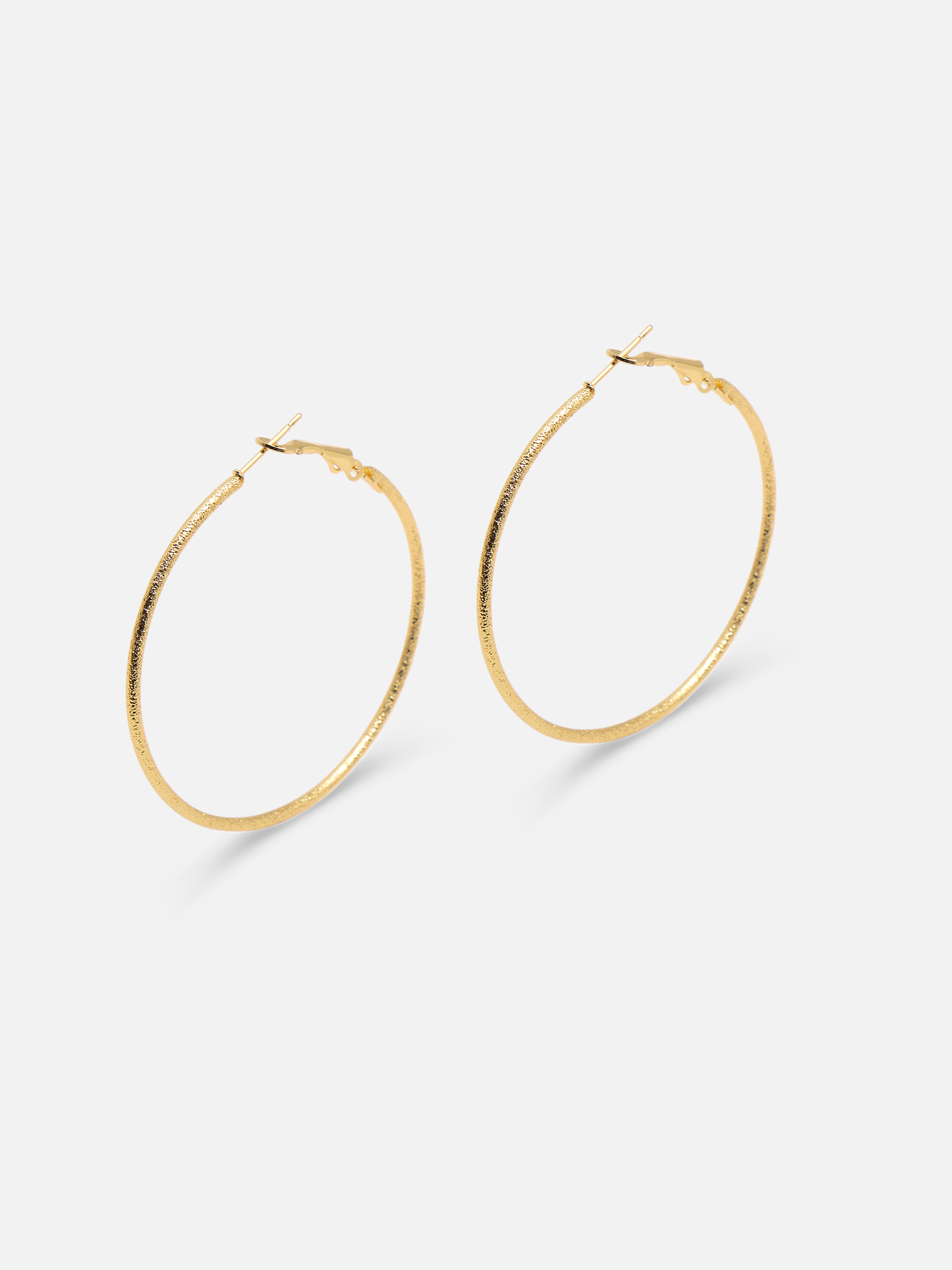 Slim hoop earrings in textured metal