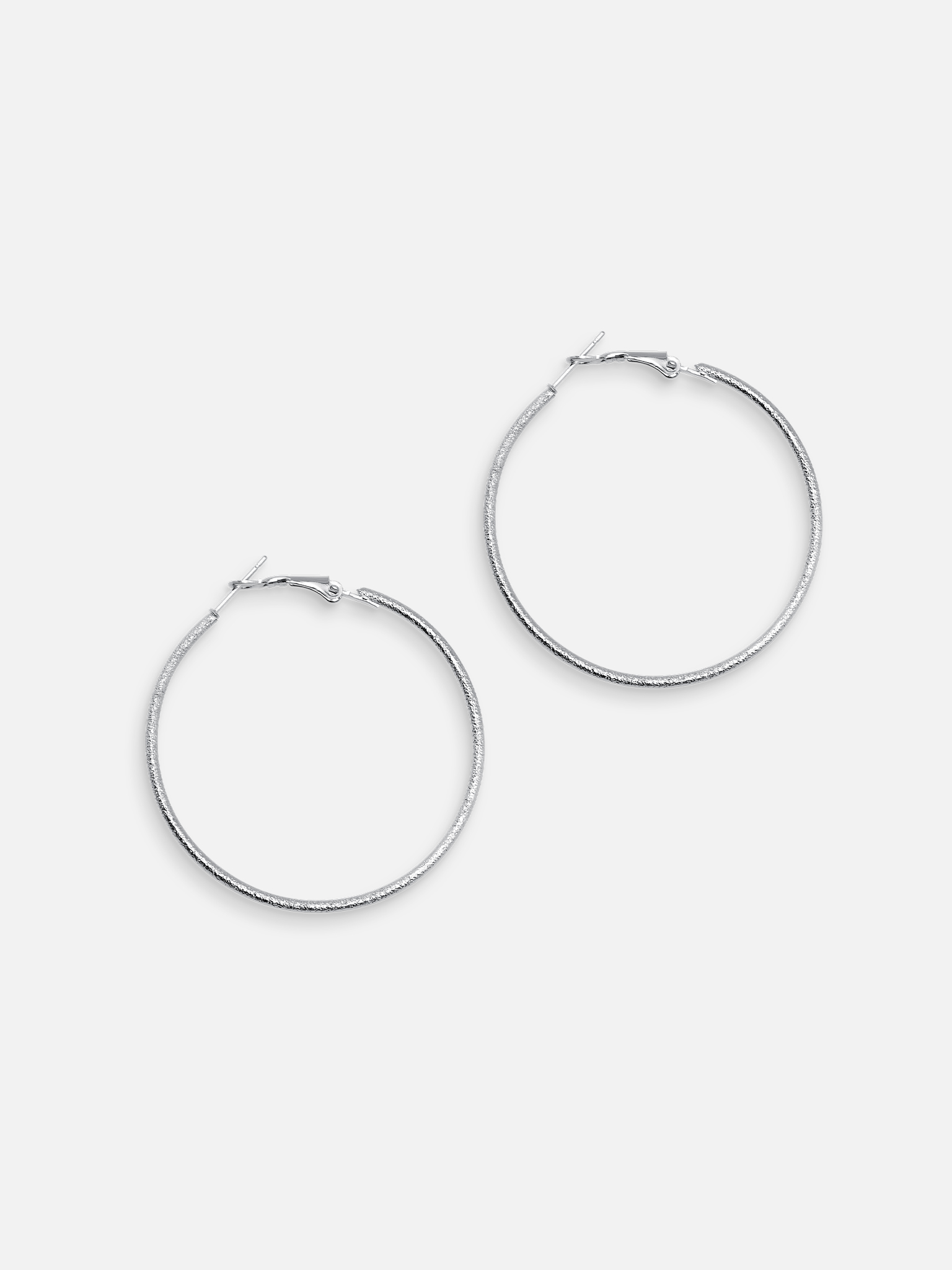 Slim hoop earrings in textured metal