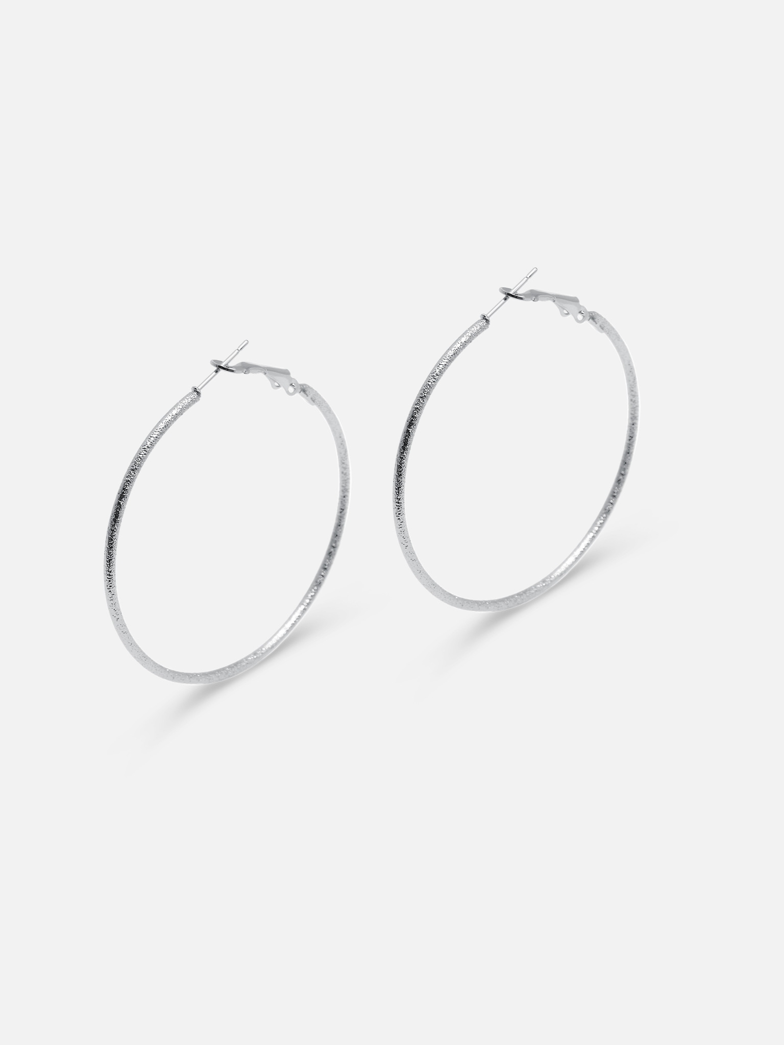 Slim hoop earrings in textured metal