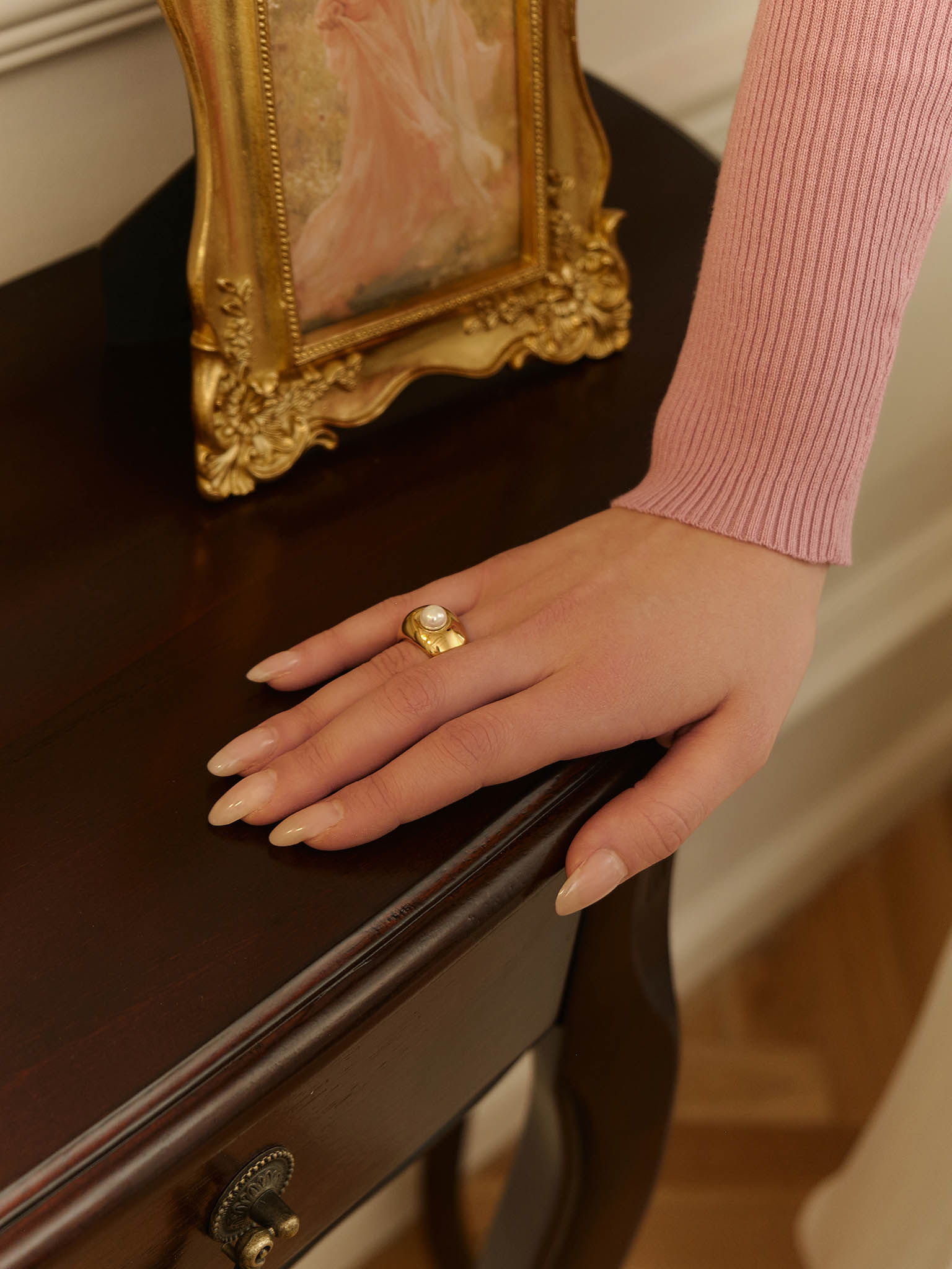 Puffy ring with large pearl