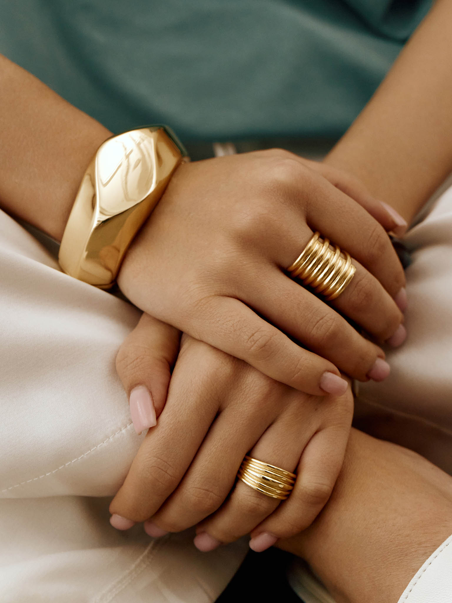 Voluminous bracelet made from bent metal