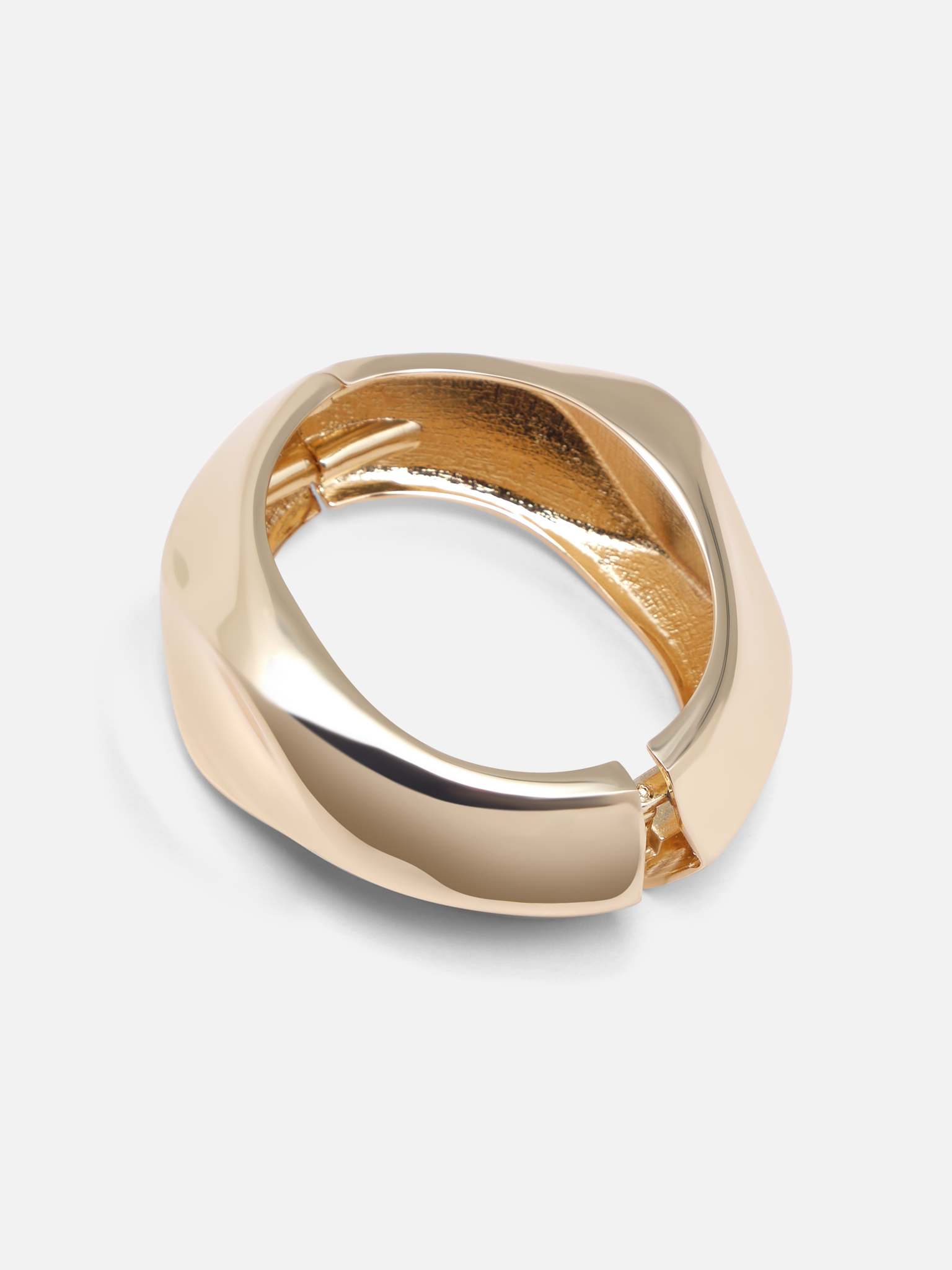 Voluminous bracelet made from bent metal