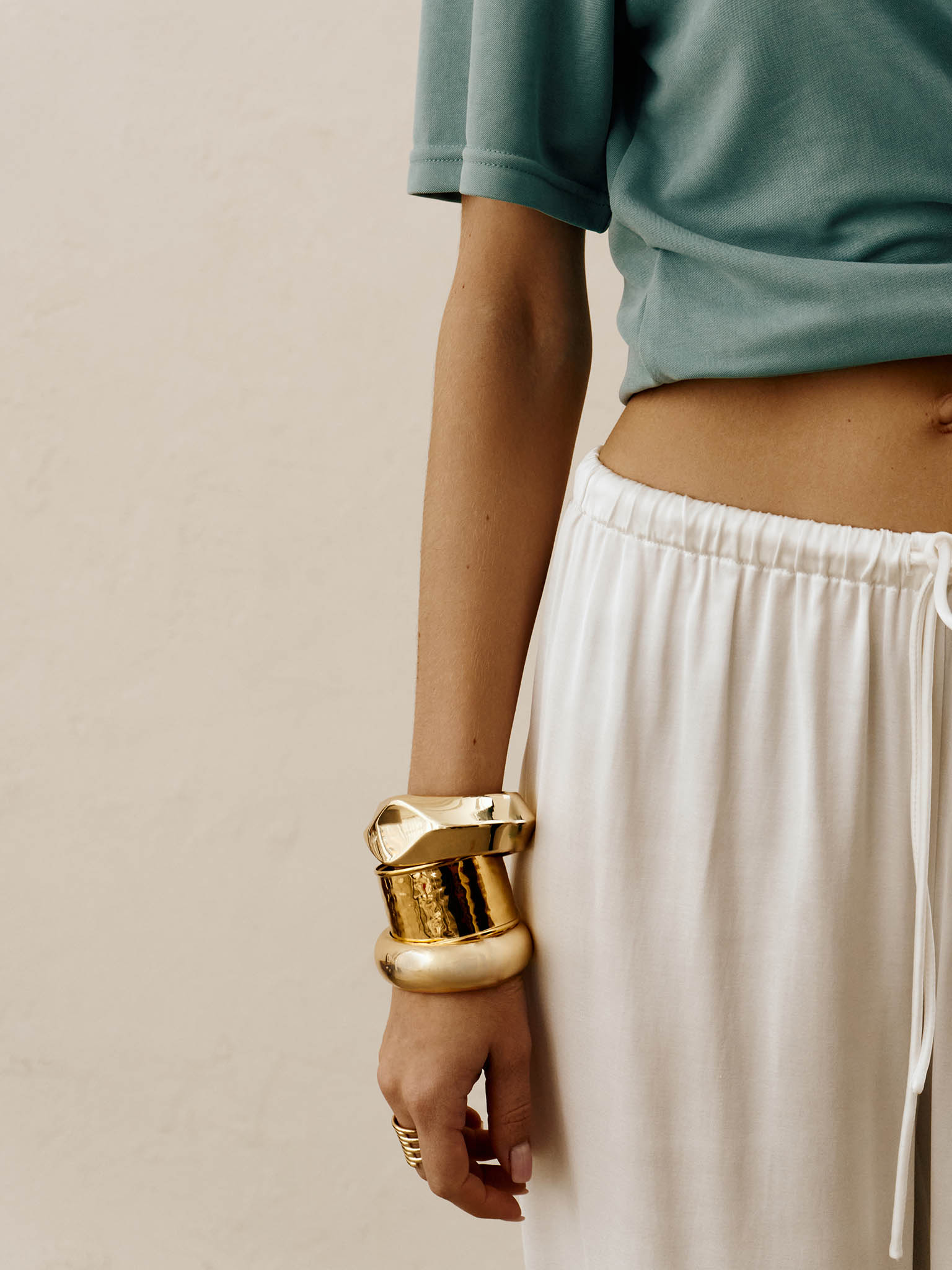 Voluminous bracelet made from bent metal