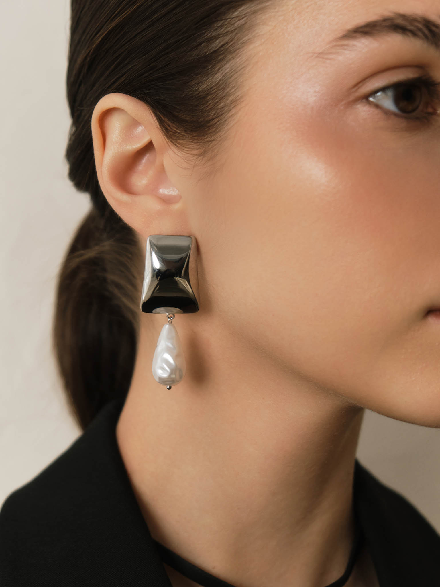 Rectangular earrings with pearls