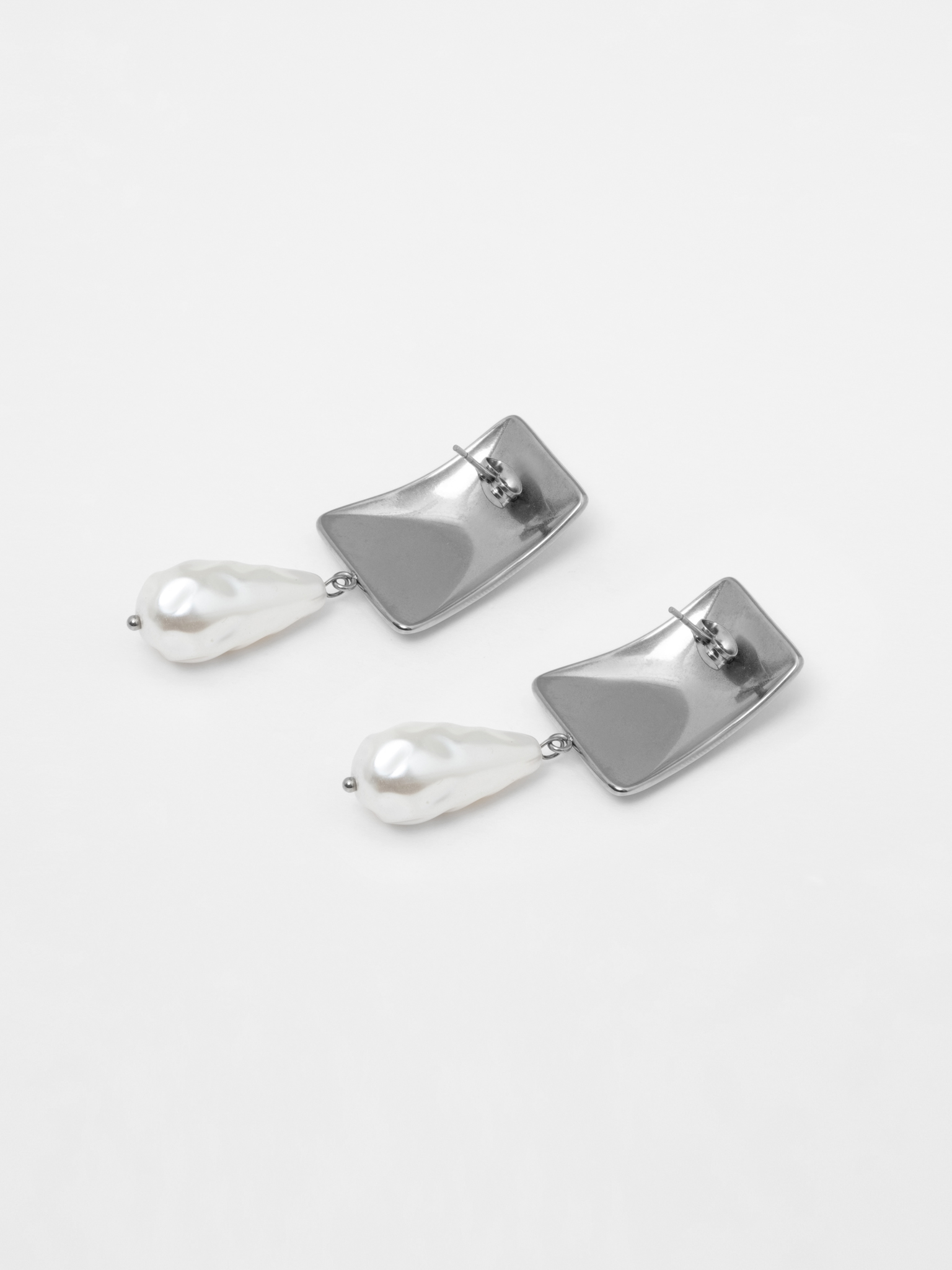 Rectangular earrings with pearls