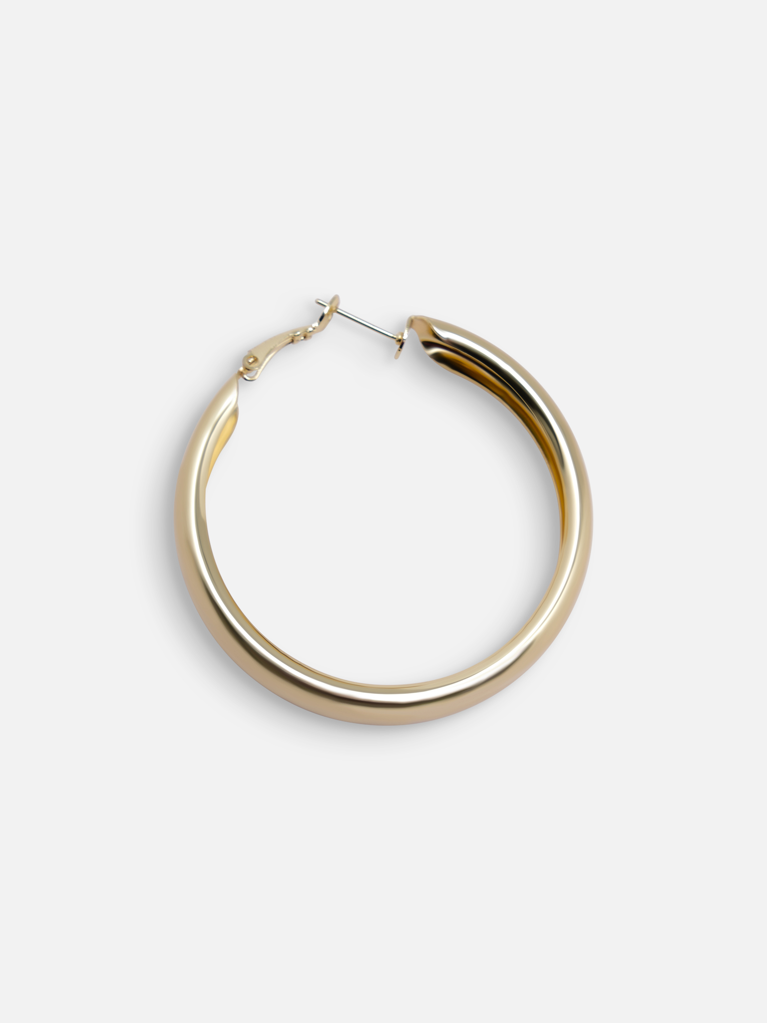 Wide hoop earrings in smooth metal