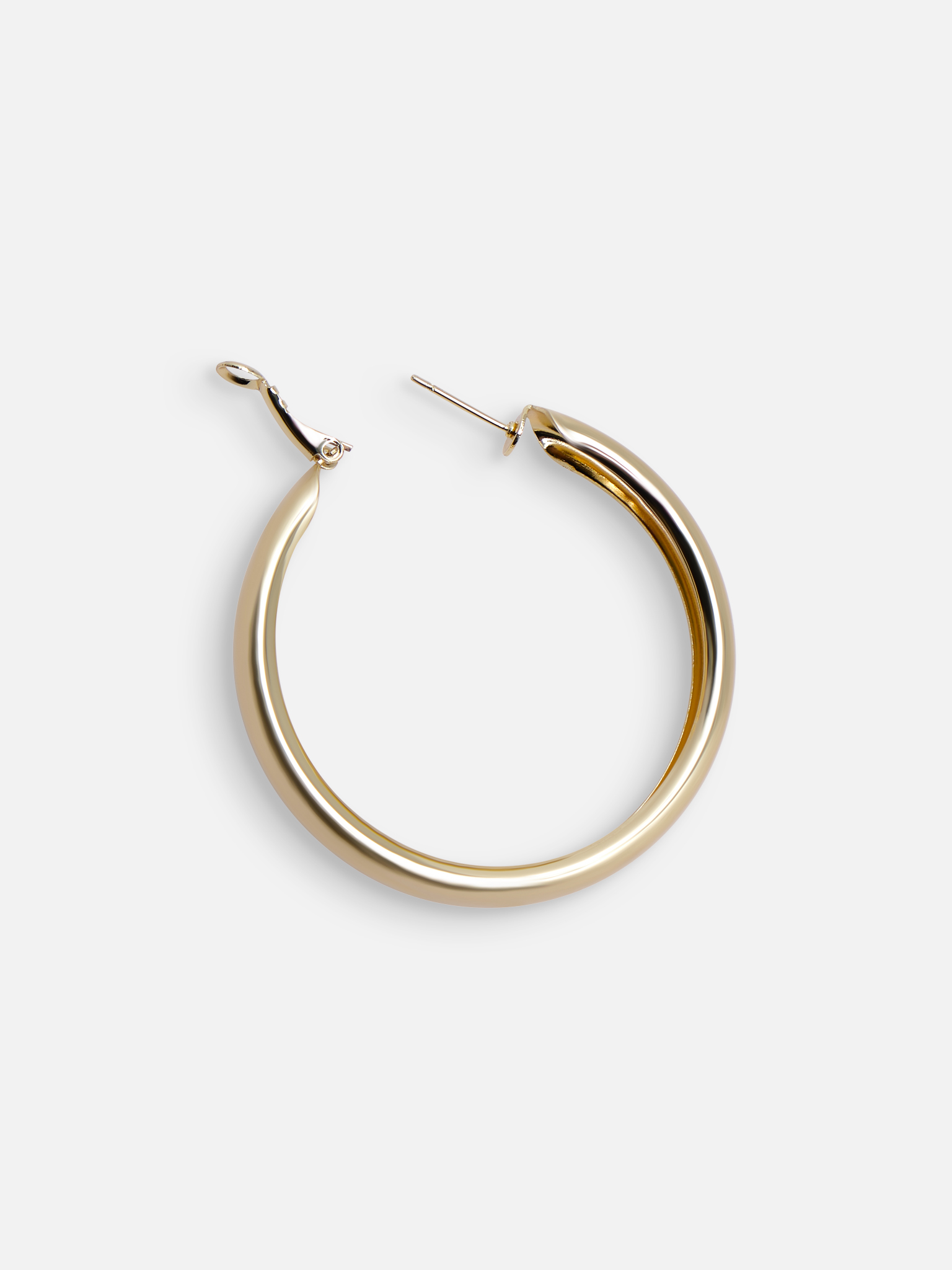 Wide hoop earrings in smooth metal