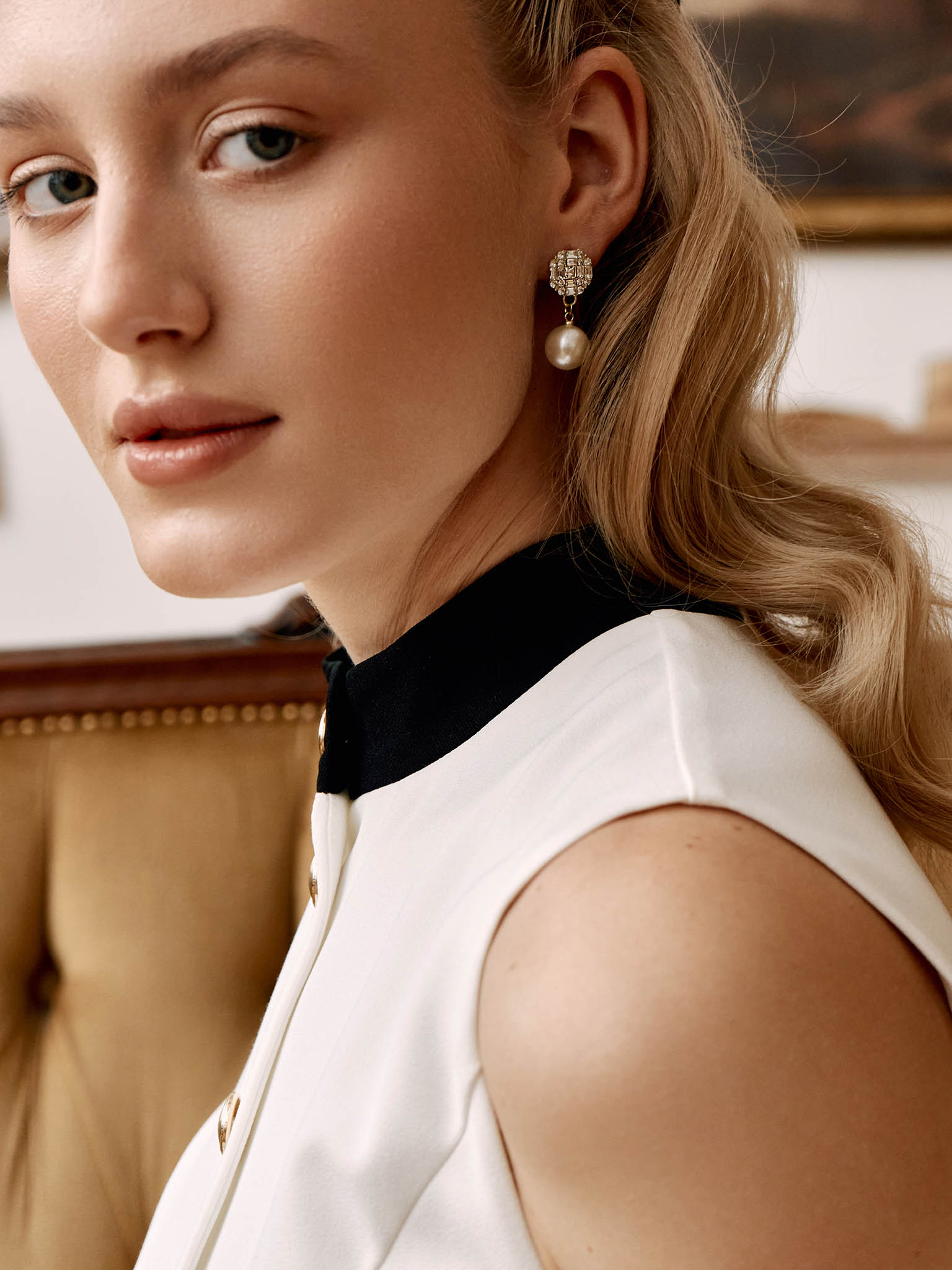 Stud earrings with rhinestones and large pearls