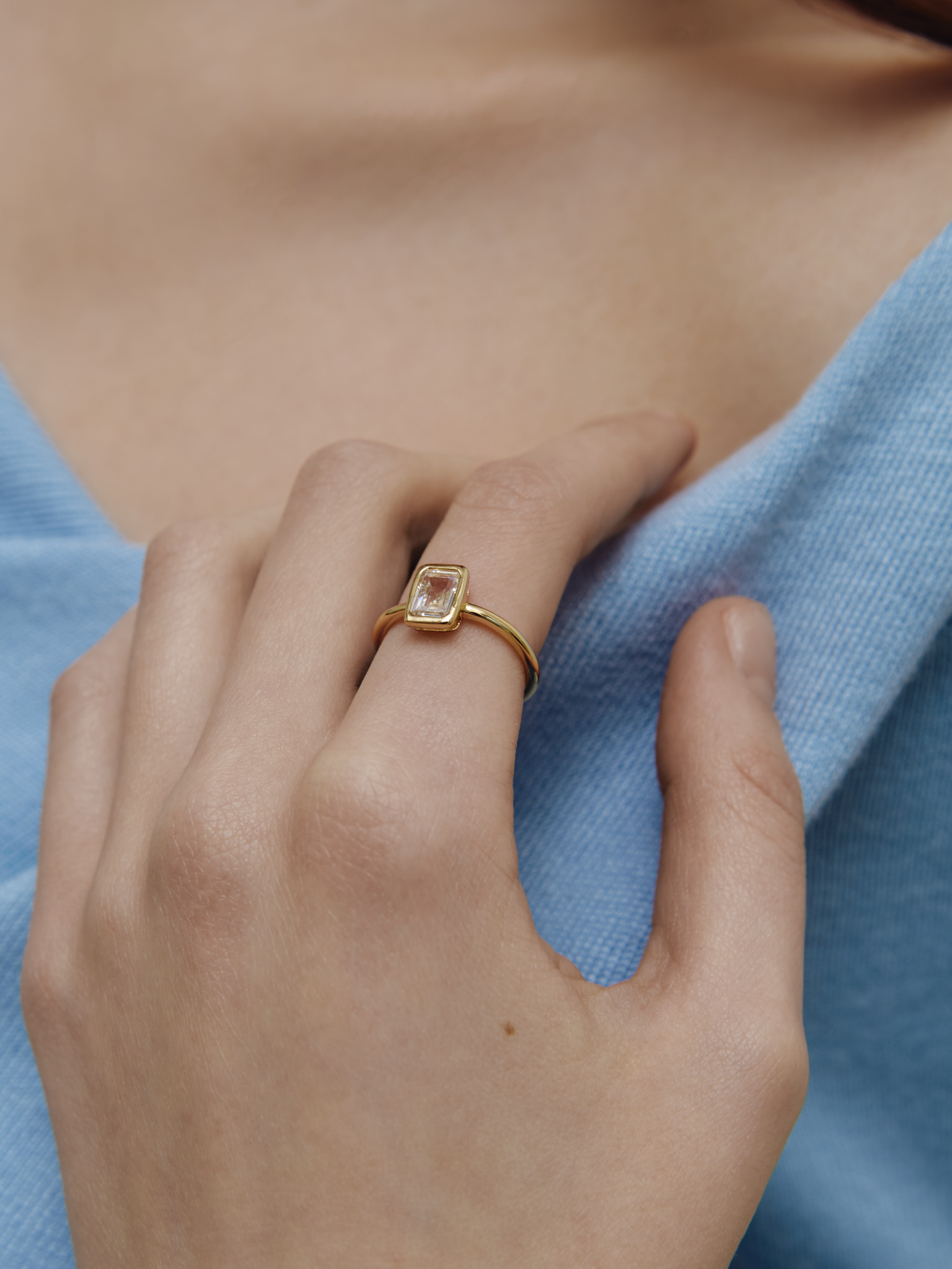 Тонкое кольцо с прямоугольным камнем