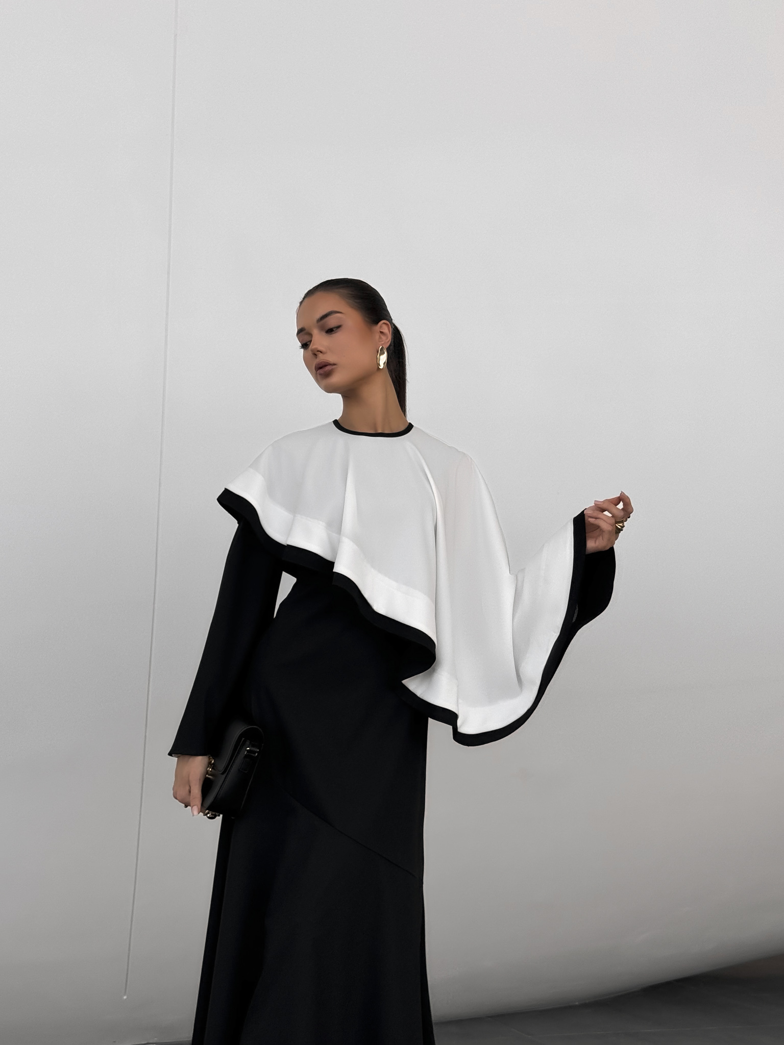 Maxi dress with contrasting cape