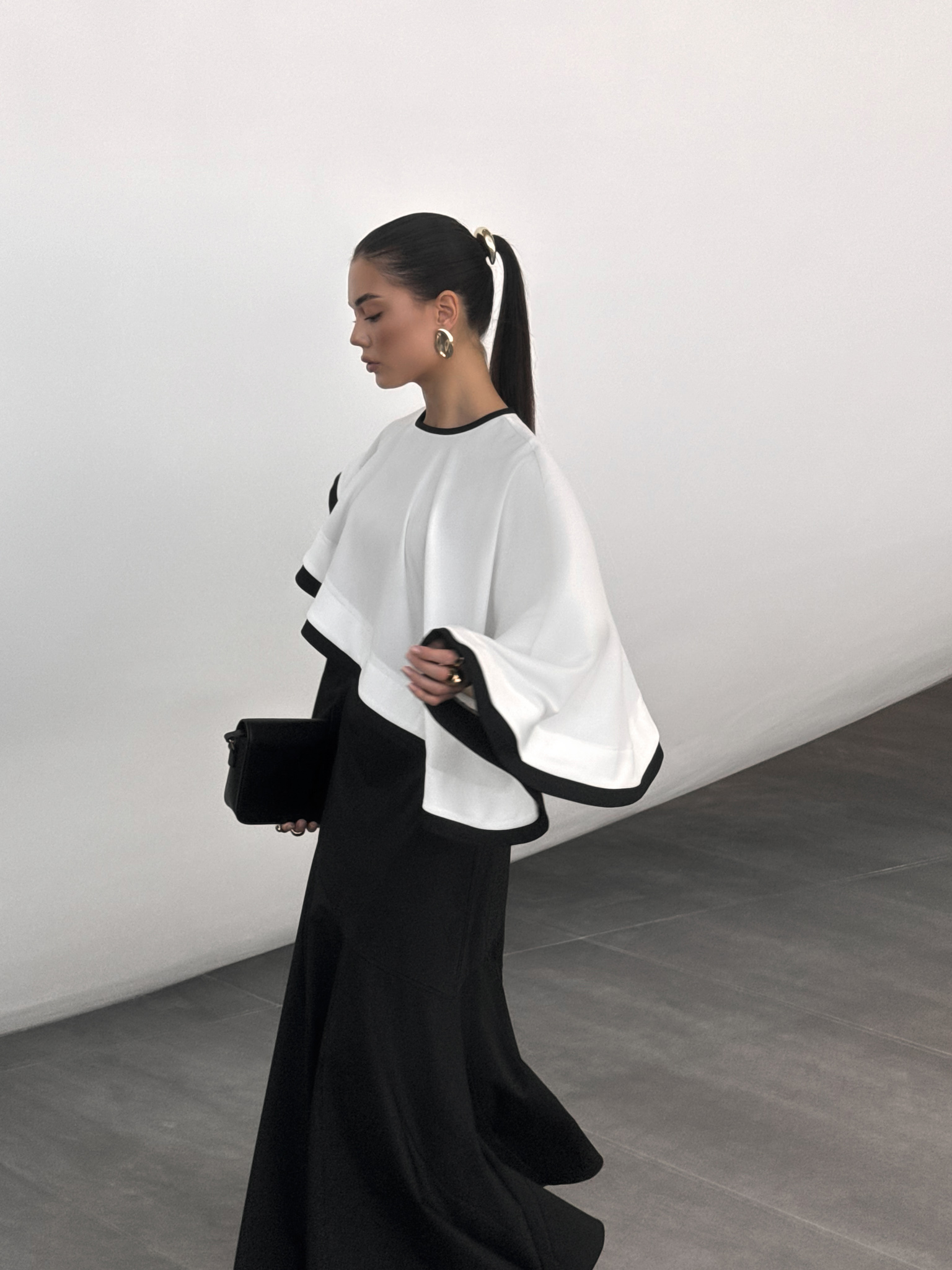 Maxi dress with contrasting cape