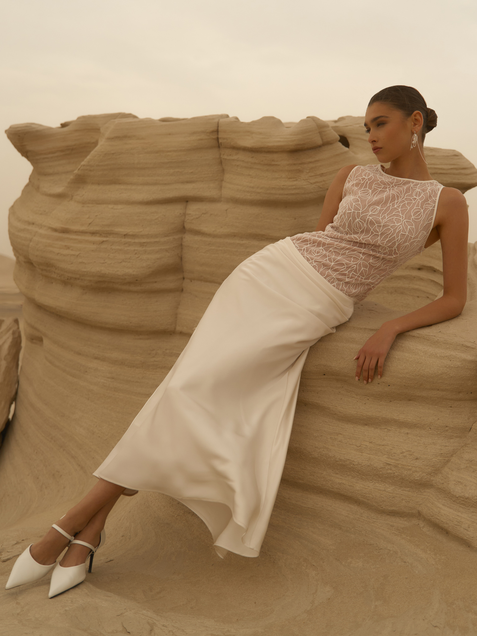 Sleeveless maxi dress with pattern on the bodice