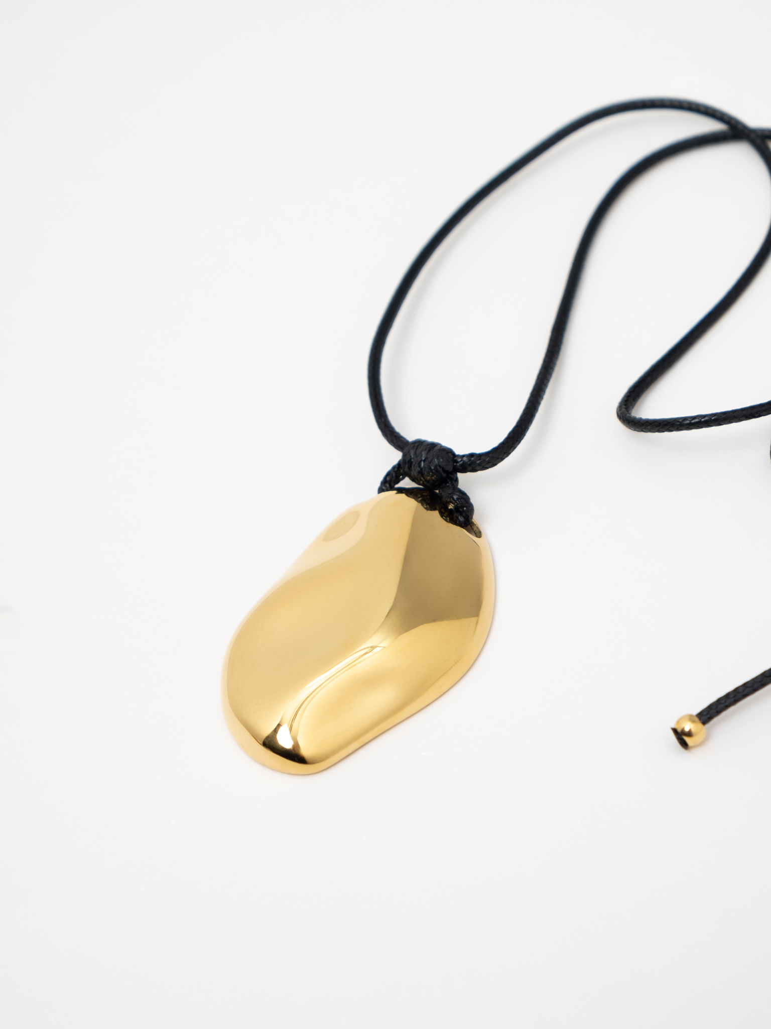 Длинное колье-шнурок с металлической подвеской