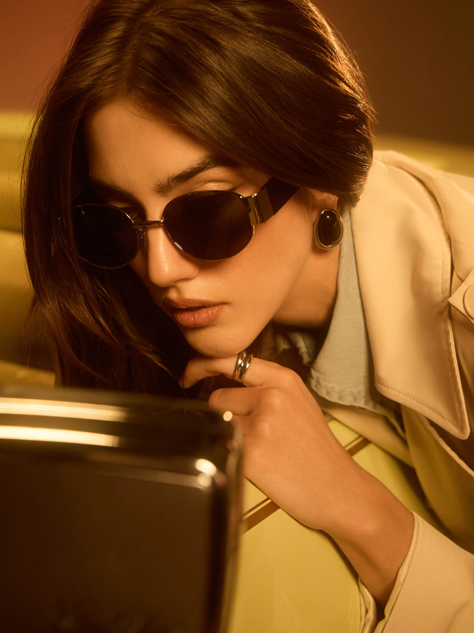 Oval sunglasses with metal frame