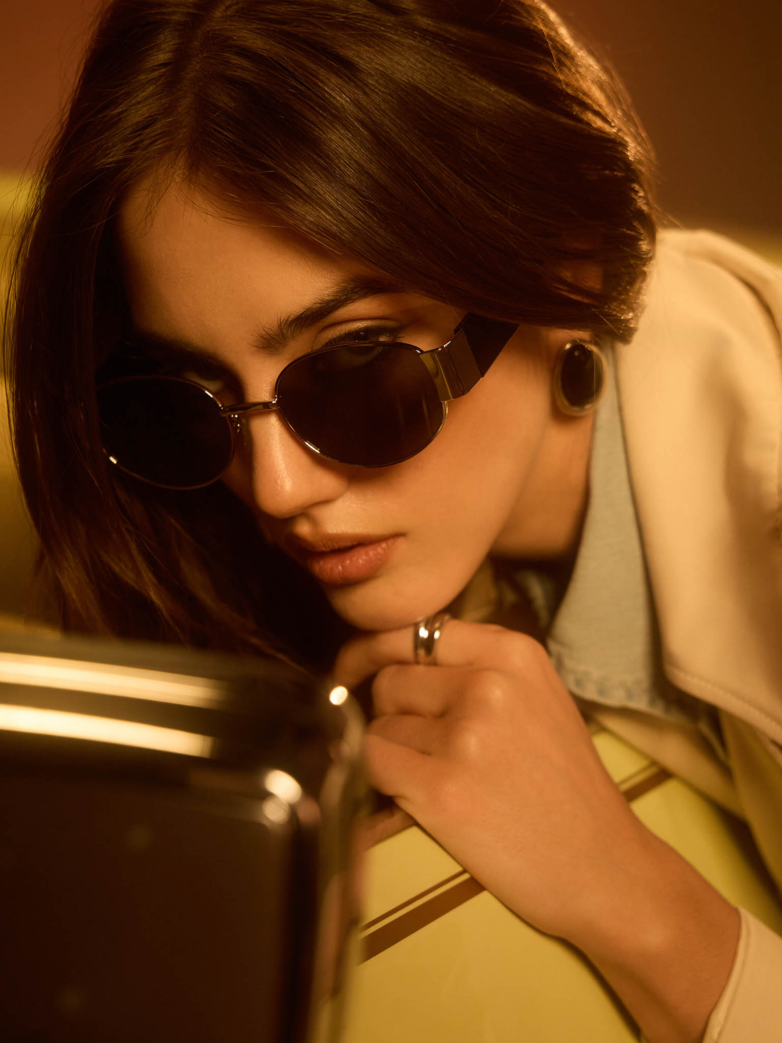 Oval sunglasses with metal frame