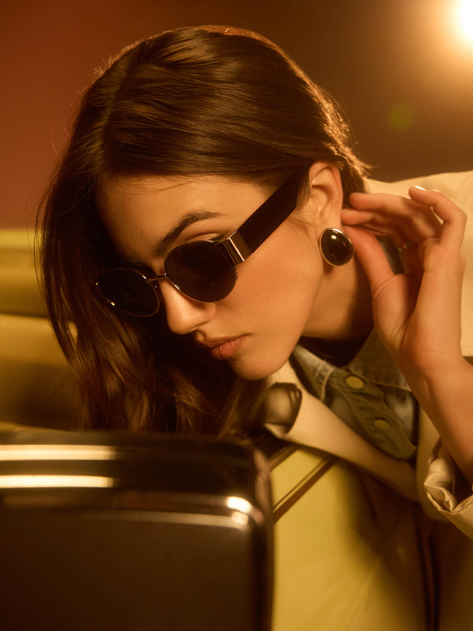 Oval sunglasses with metal frame