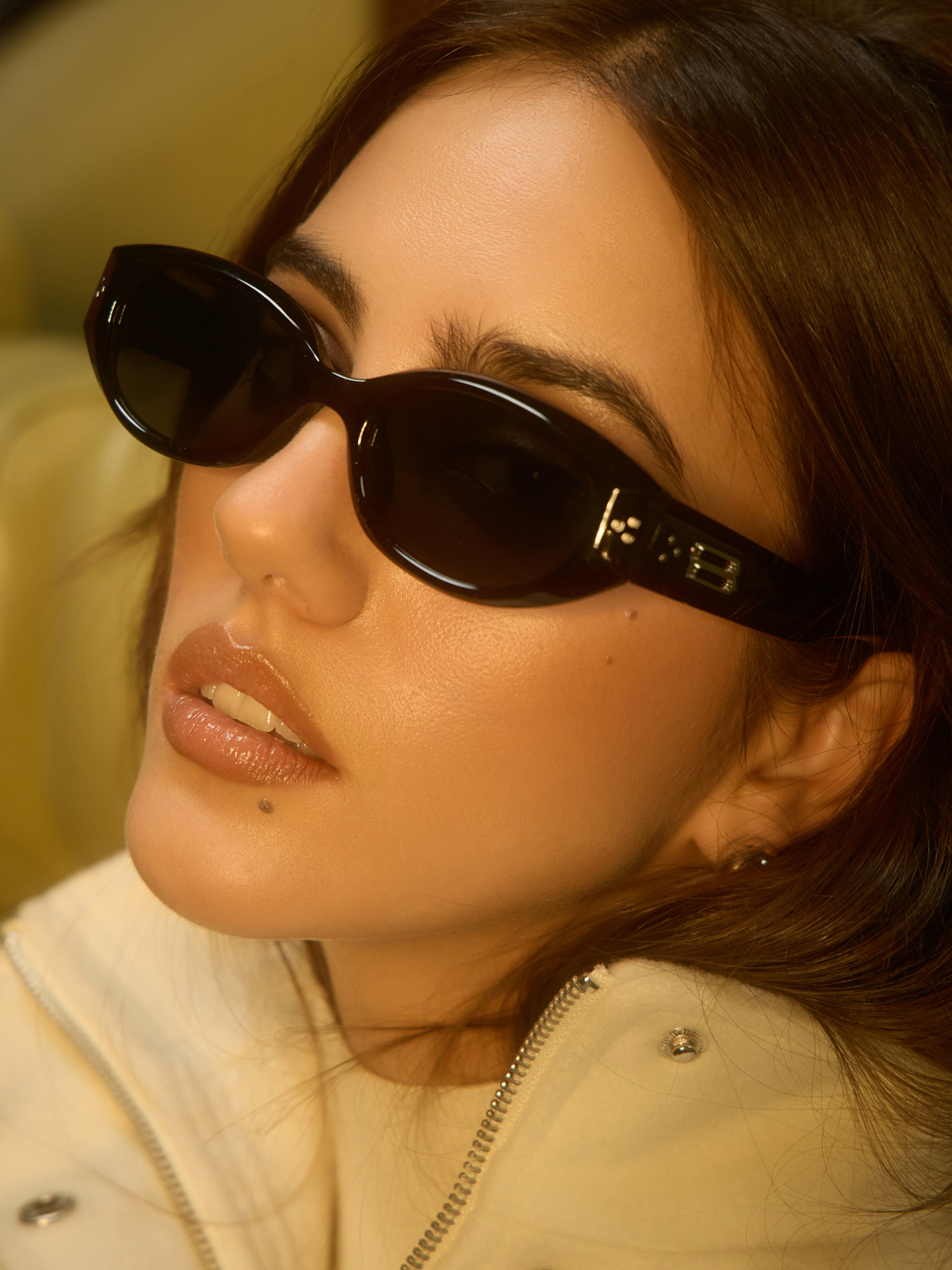 Овальные солнцезащитные очки с металлическим декором на дужках