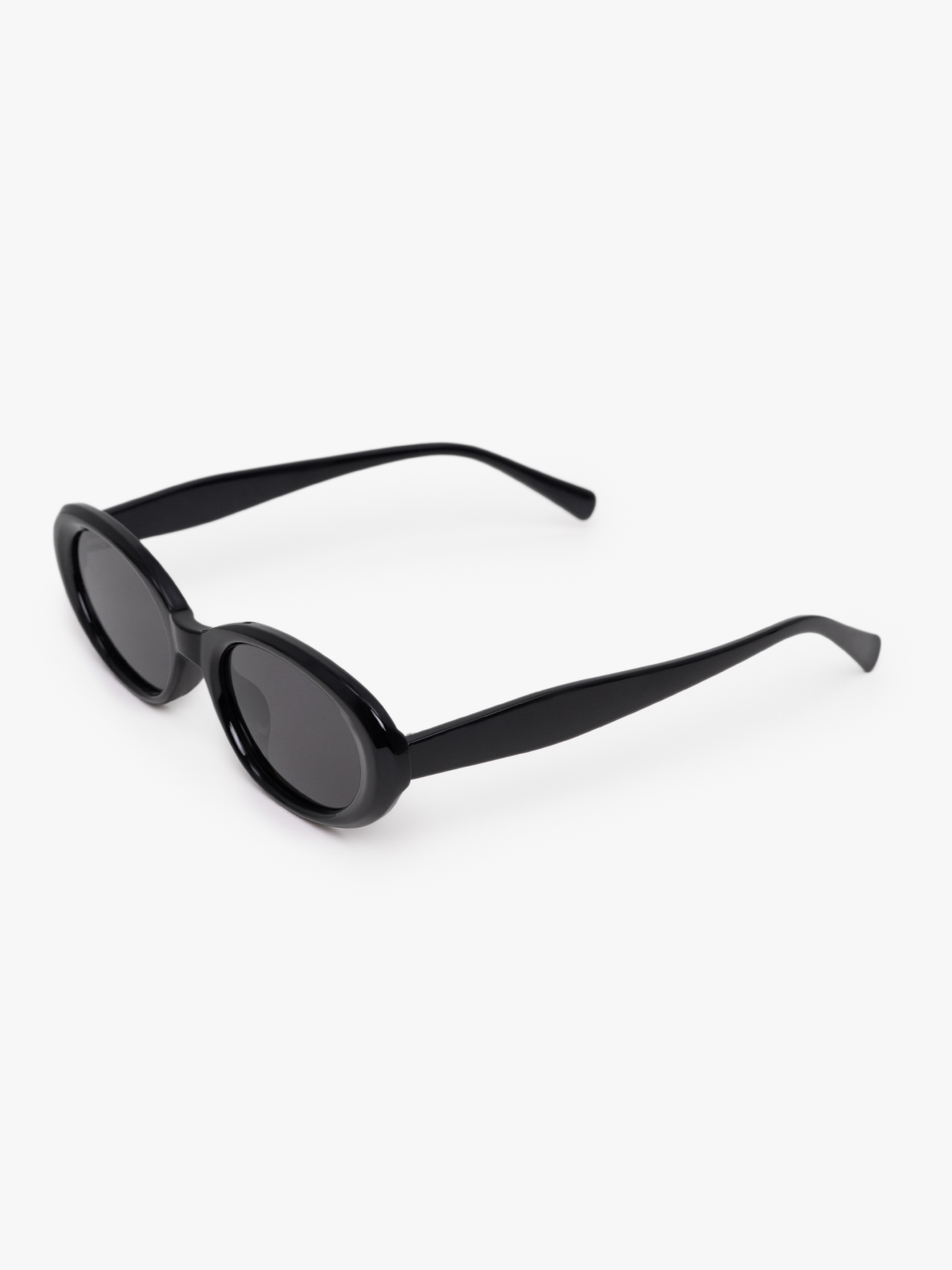 Oval sunglasses with plastic frames