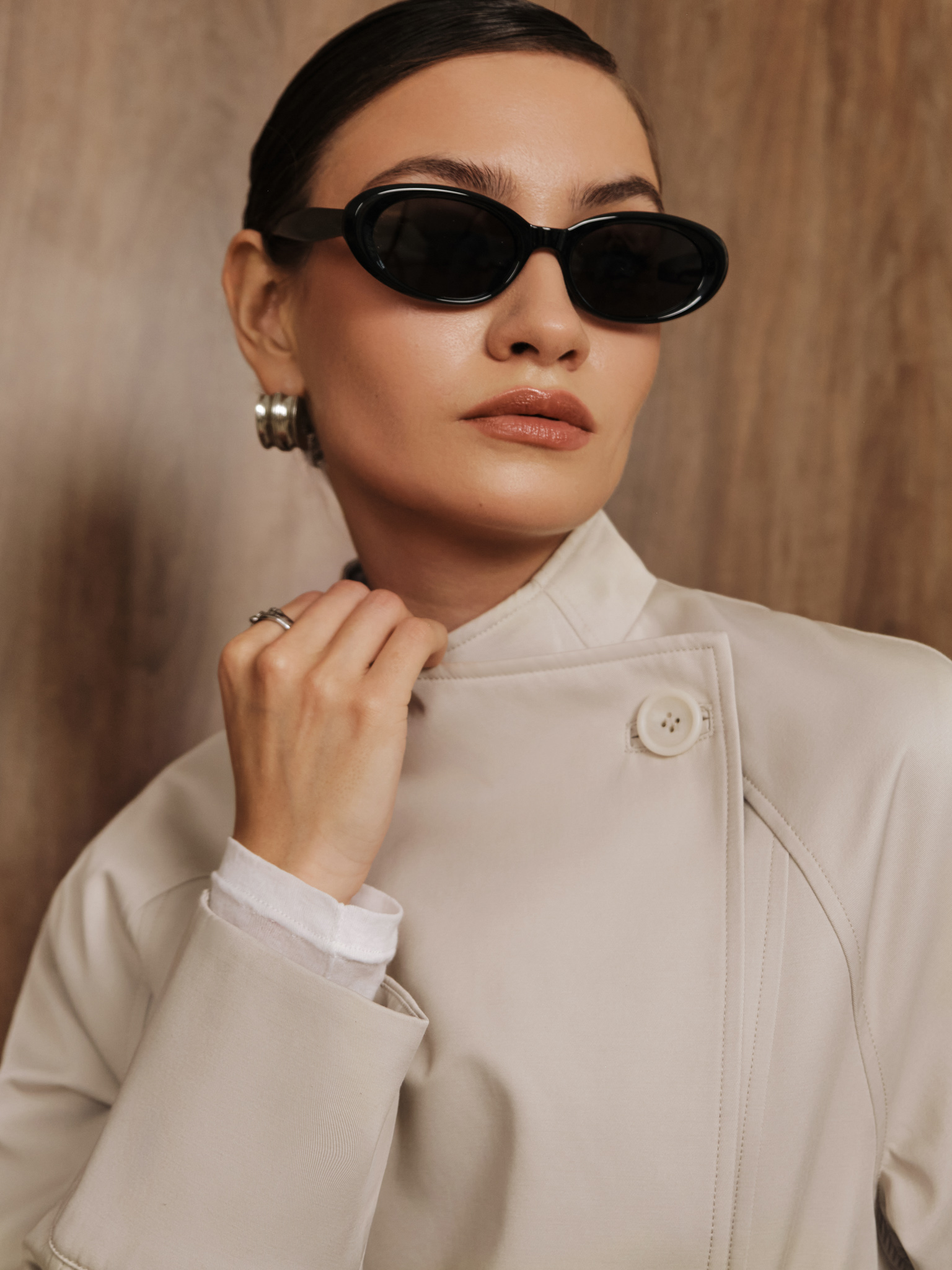 Oval sunglasses with plastic frames