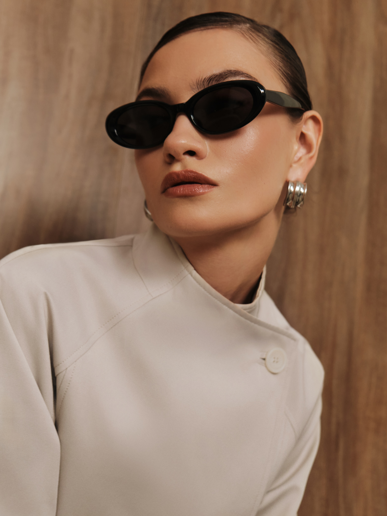 Oval sunglasses with plastic frames