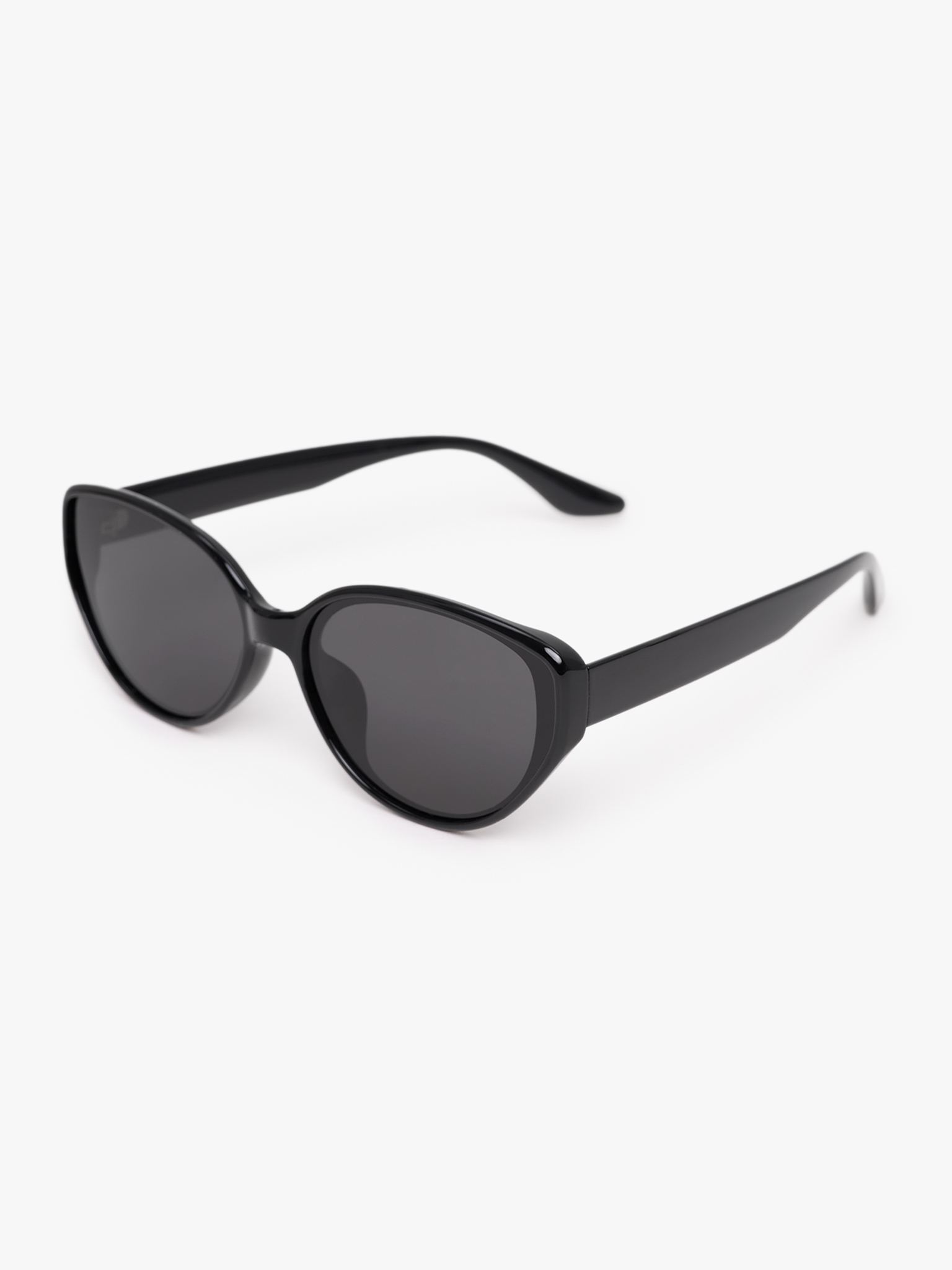 Sunglasses with large lenses