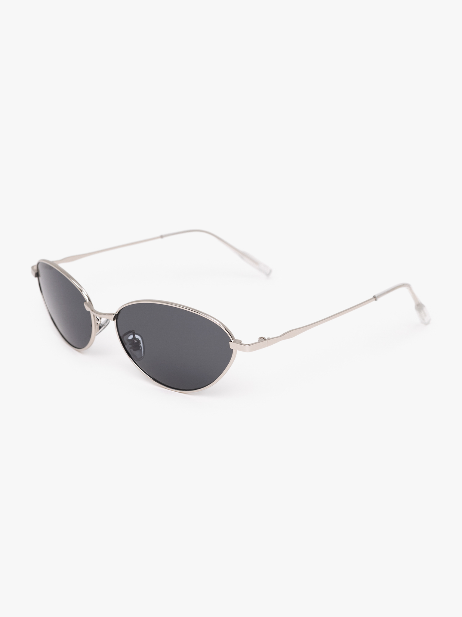 Sunglasses in metal frame with thin temples