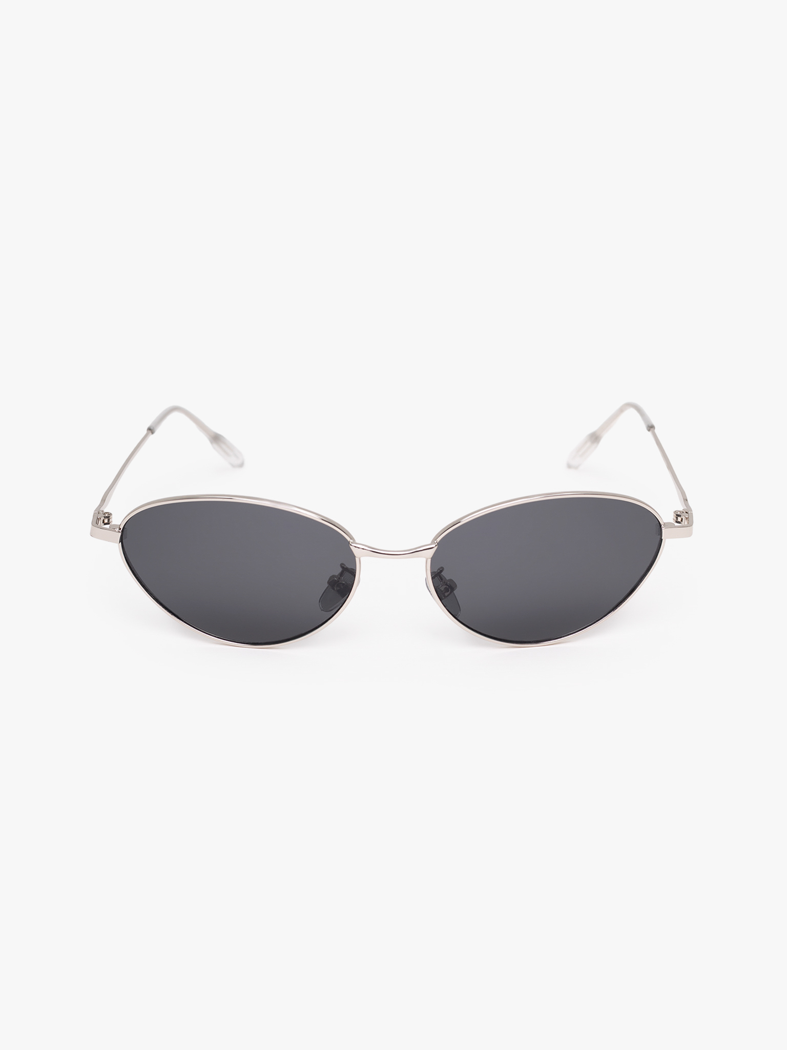 Sunglasses in metal frame with thin temples