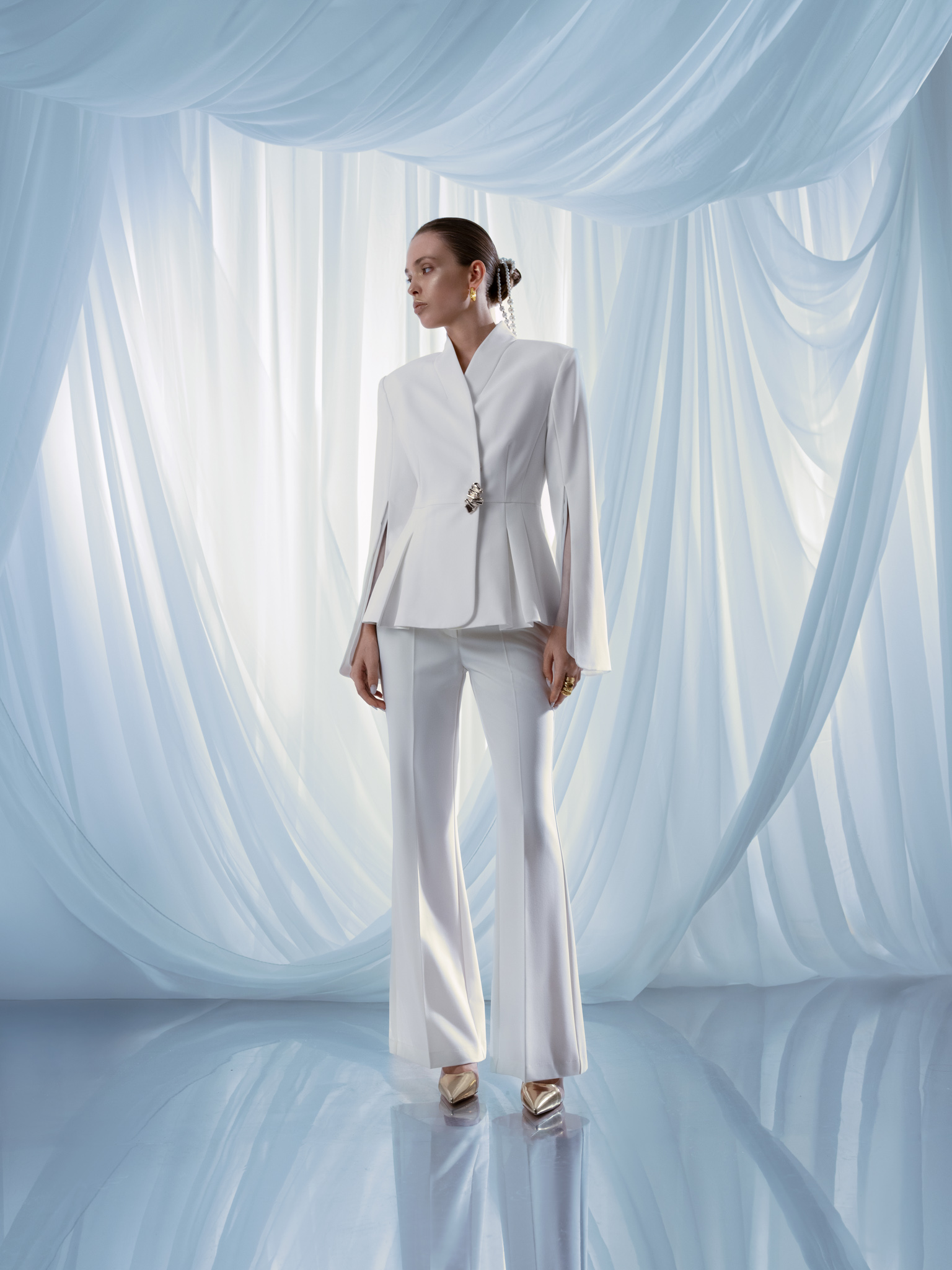 Flared trousers with creases 