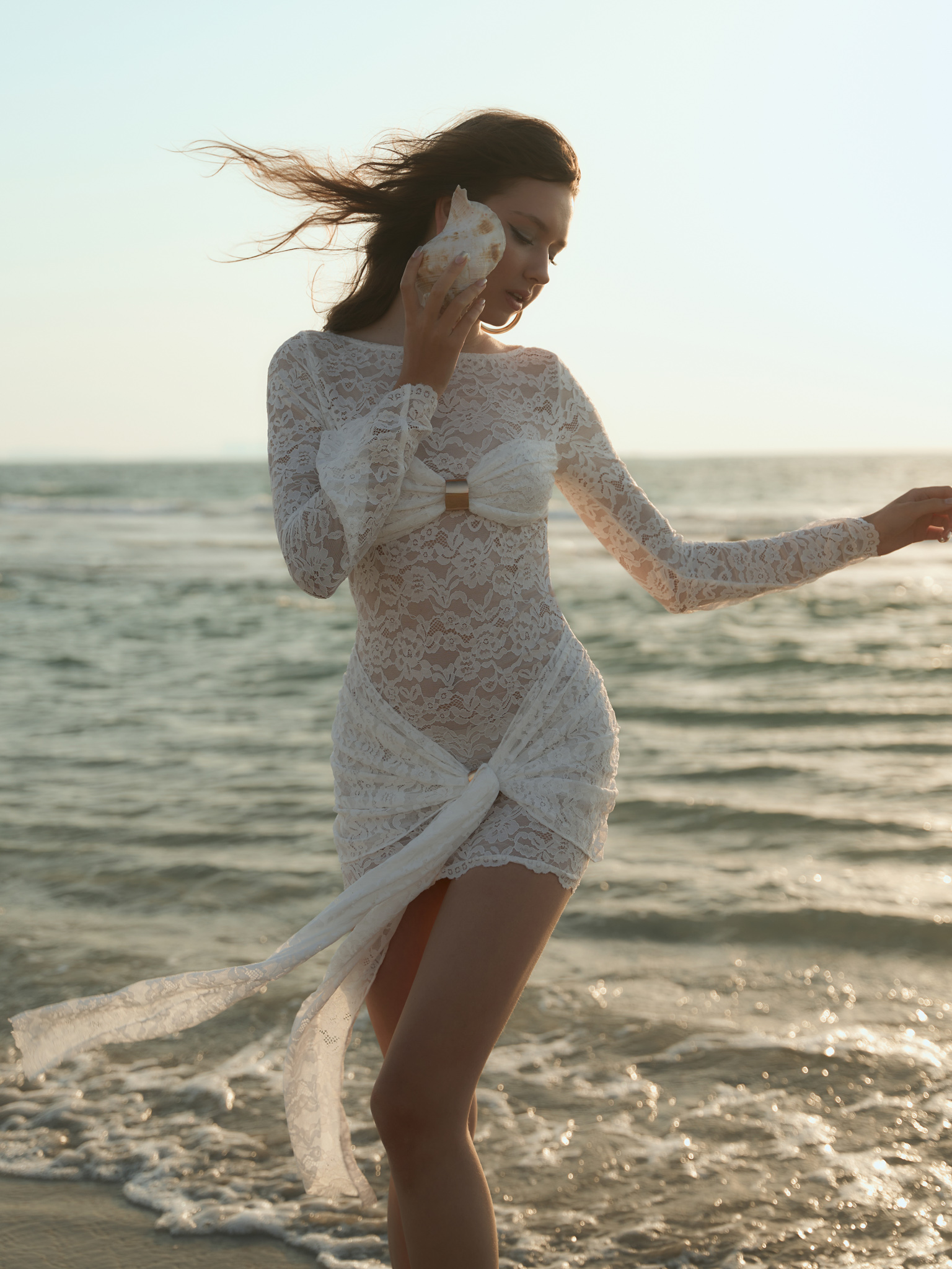 فستان قصير من الدانتيل مع ياقة بطية وديكور ذهبي