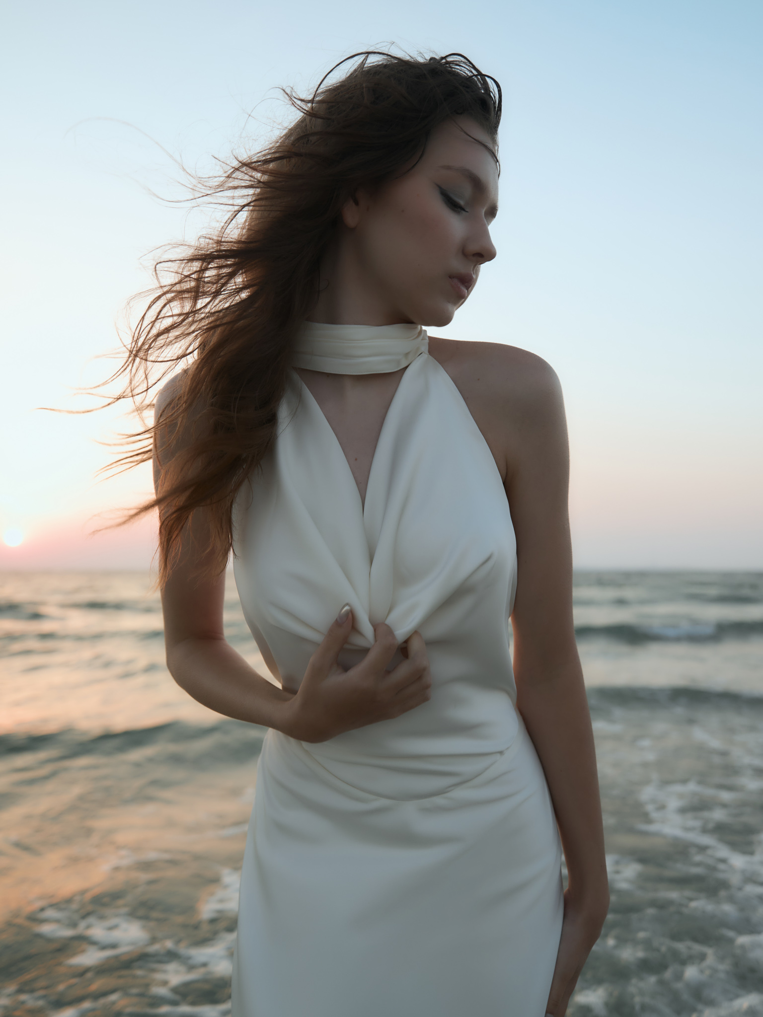 Robe longue en satin avec décorations en perles dans le dos