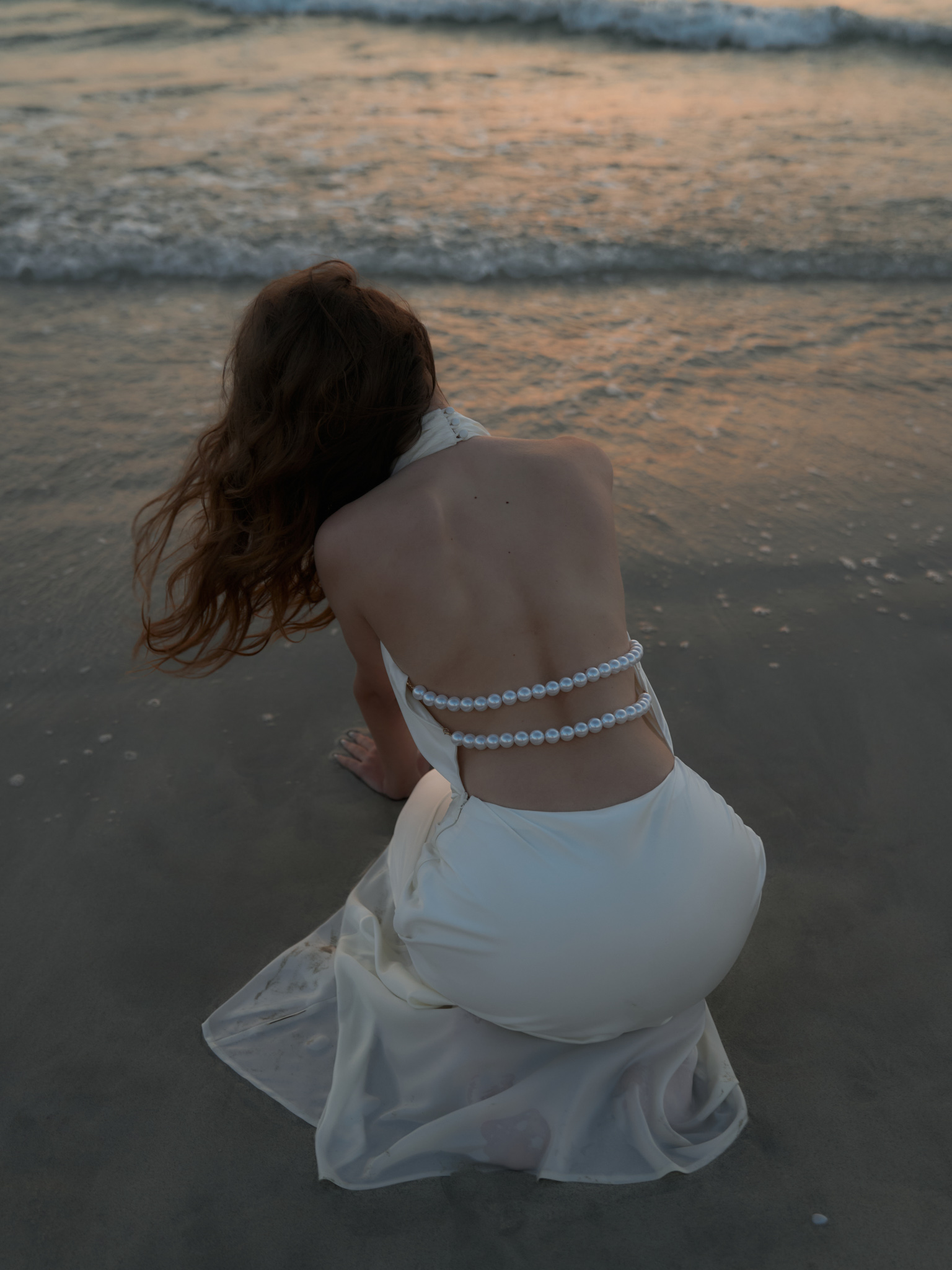 Robe longue en satin avec décorations en perles dans le dos