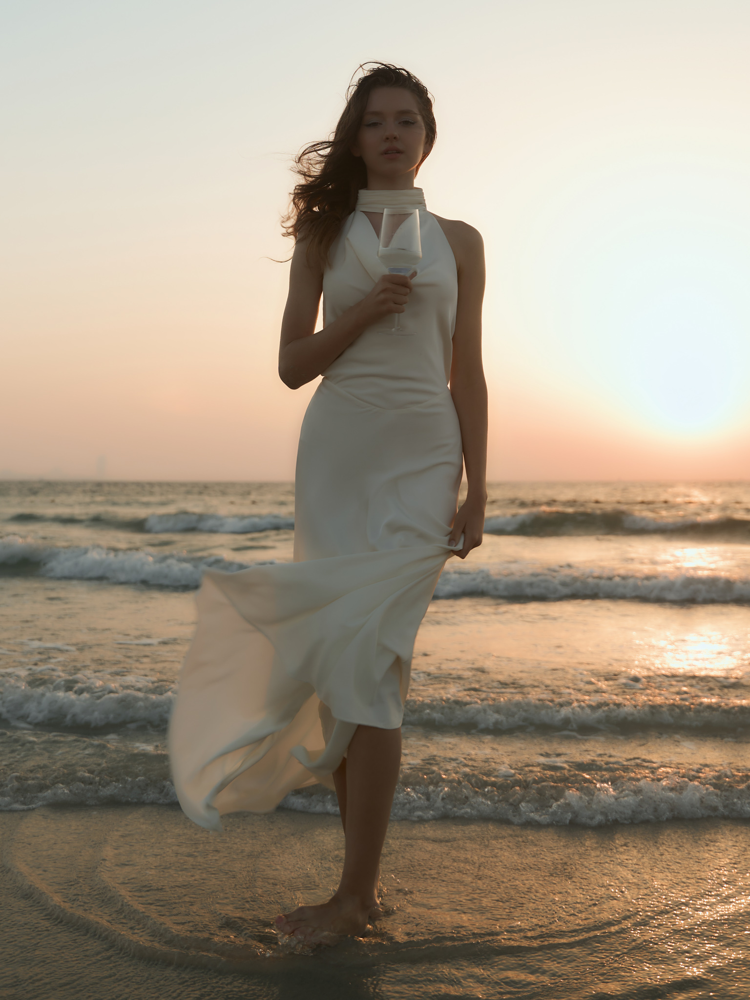 Robe longue en satin avec décorations en perles dans le dos