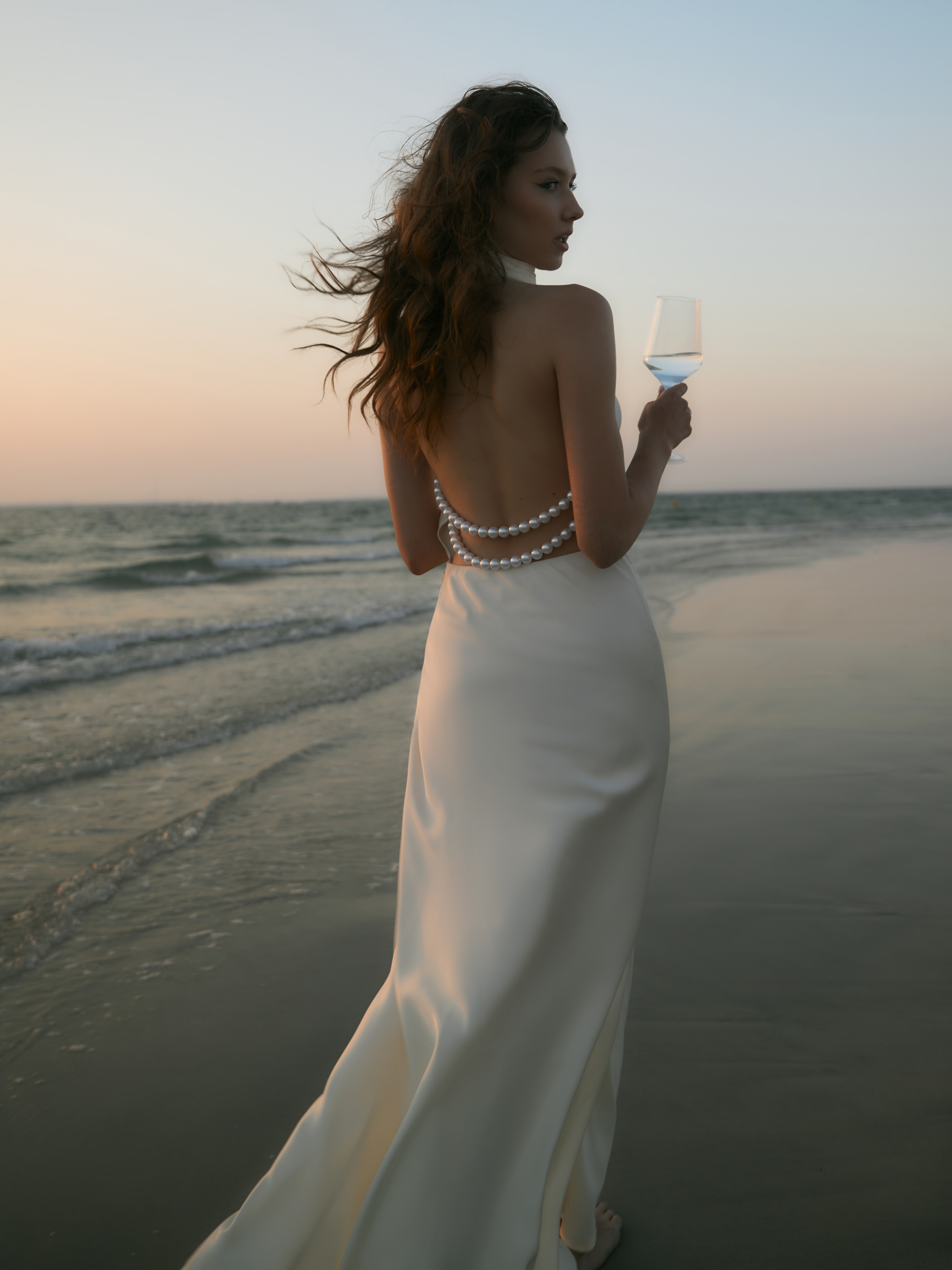 Robe longue en satin avec décorations en perles dans le dos