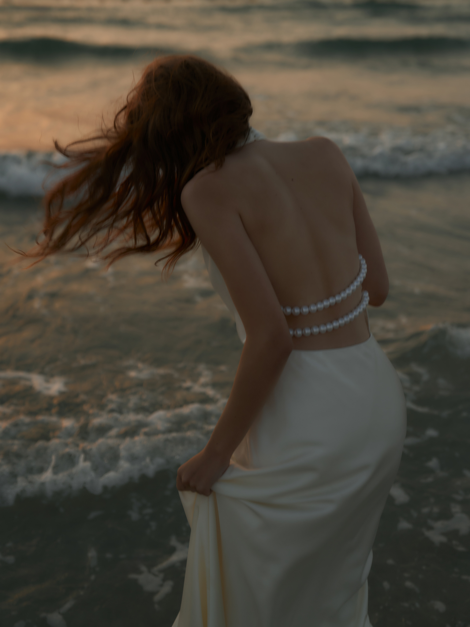 Robe longue en satin avec décorations en perles dans le dos