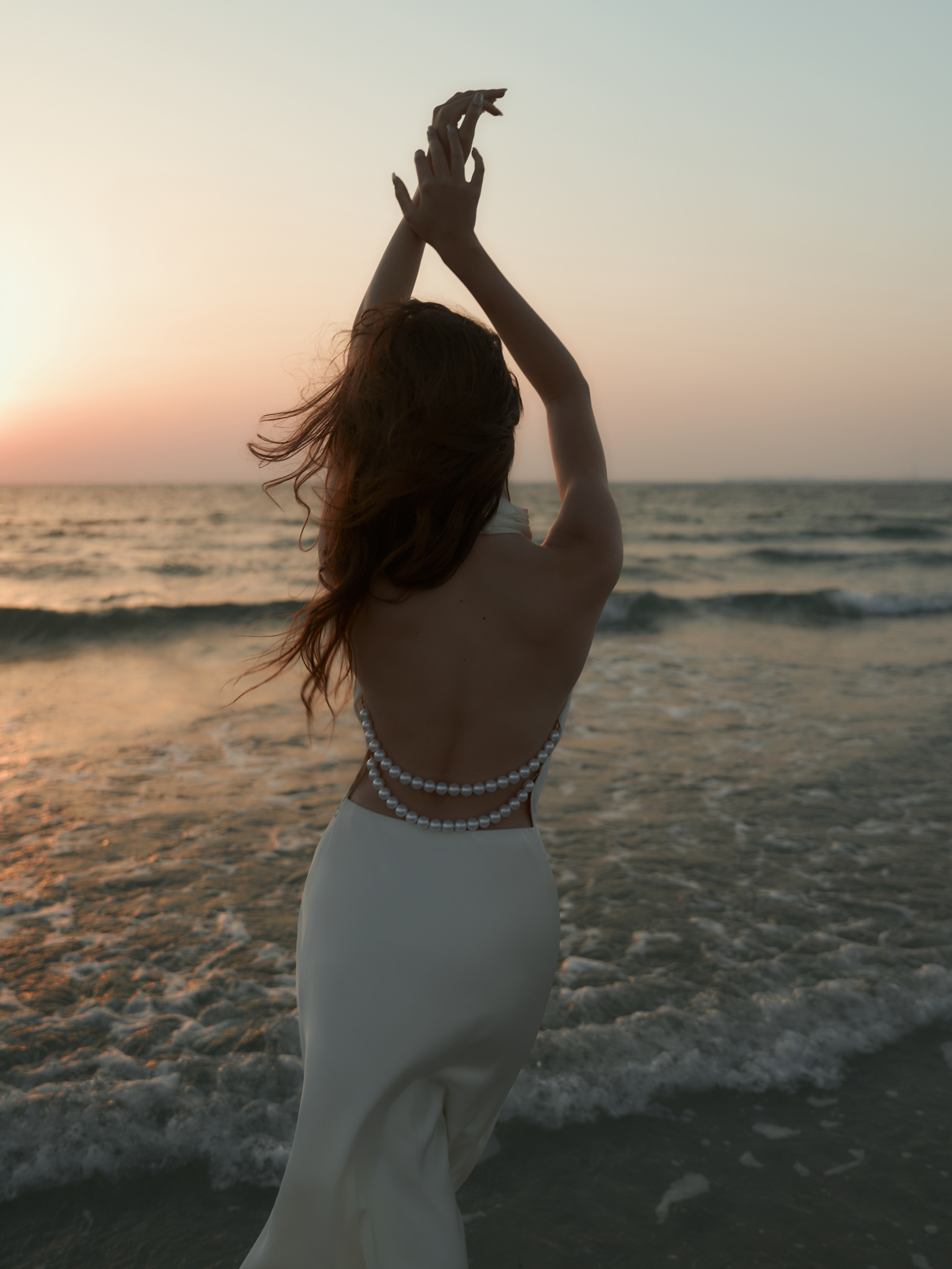 Robe longue en satin avec décorations en perles dans le dos