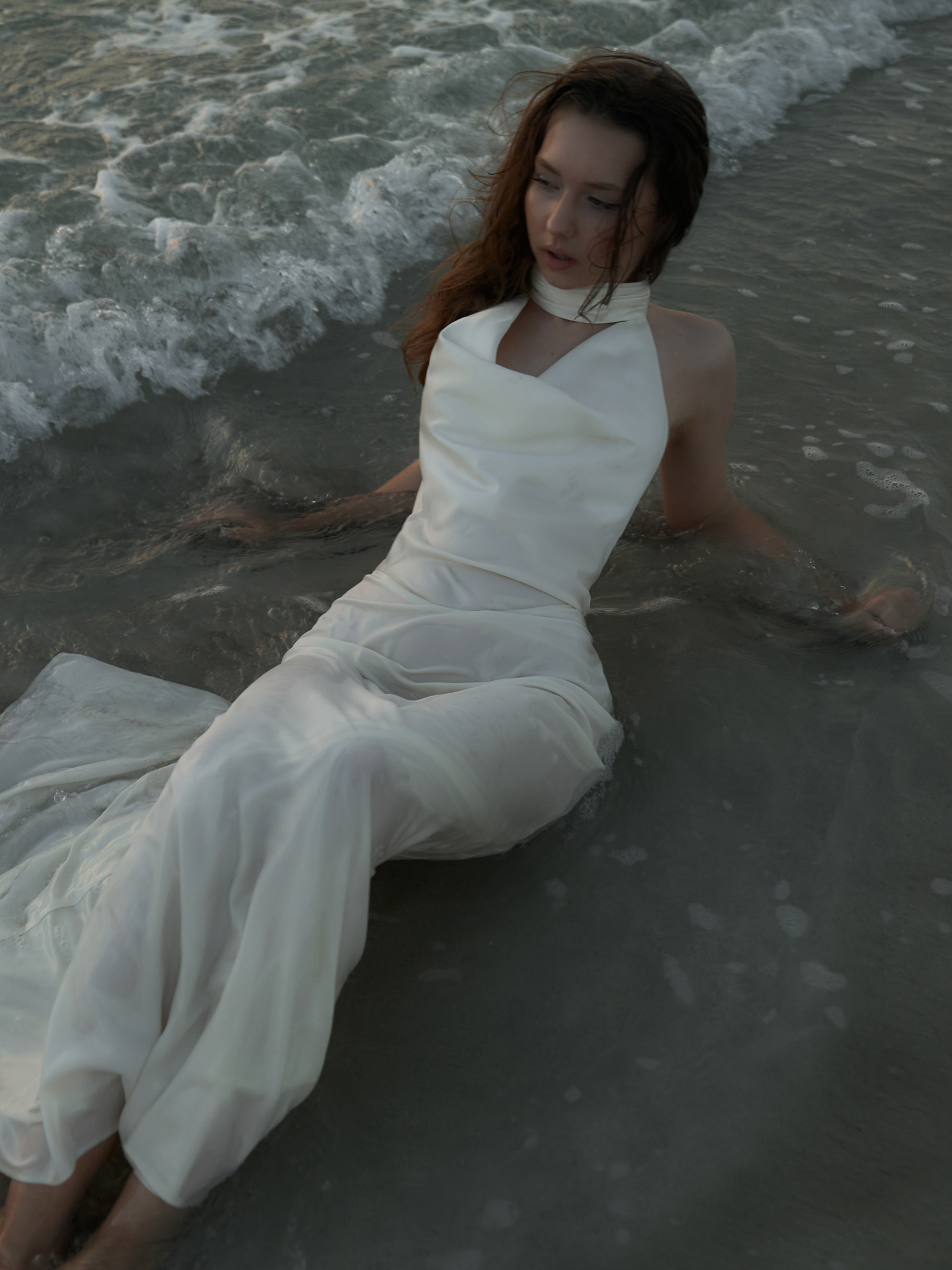 Robe longue en satin avec décorations en perles dans le dos