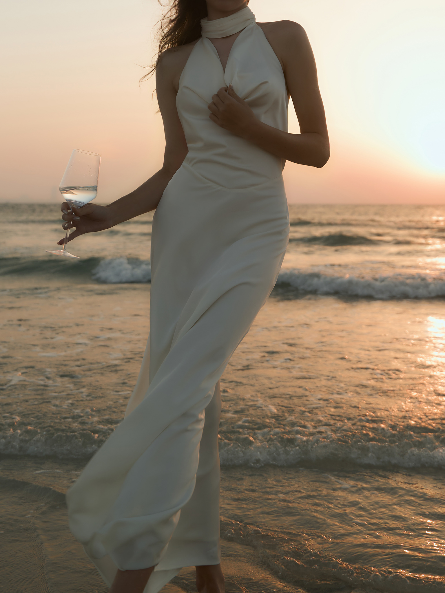 Robe longue en satin avec décorations en perles dans le dos