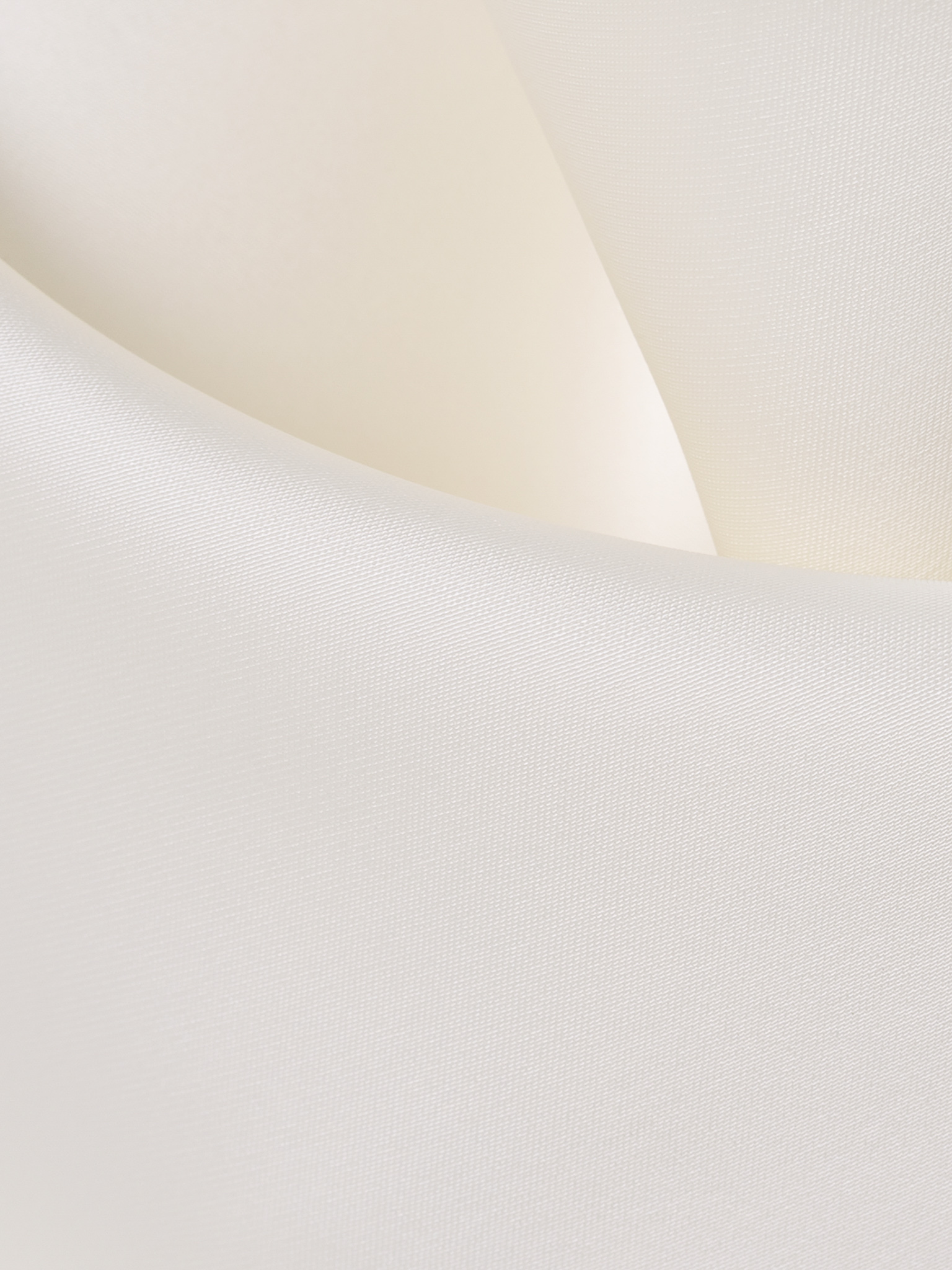 Robe longue en satin avec décorations en perles dans le dos