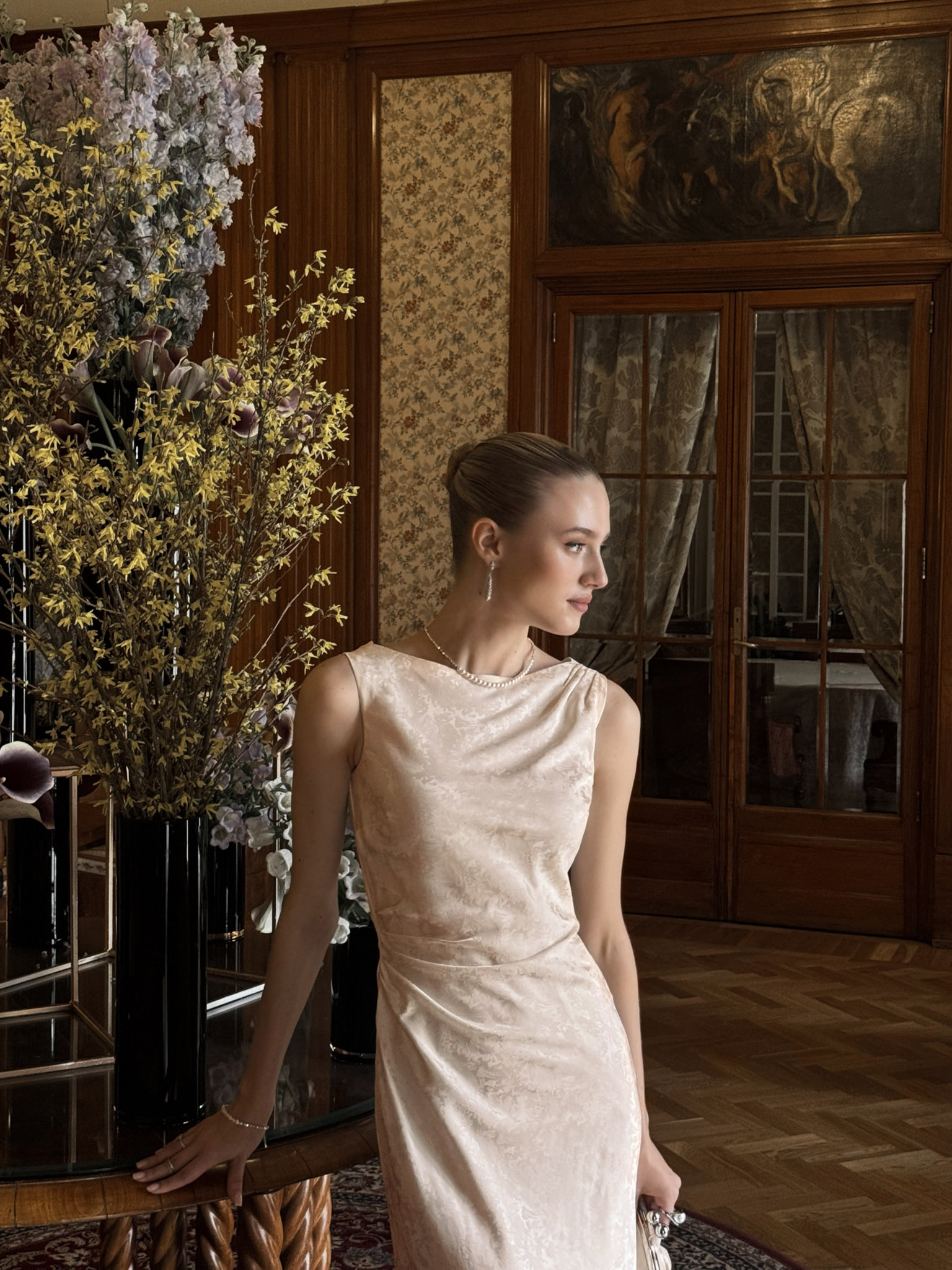 Sleeveless midi dress with floral pattern