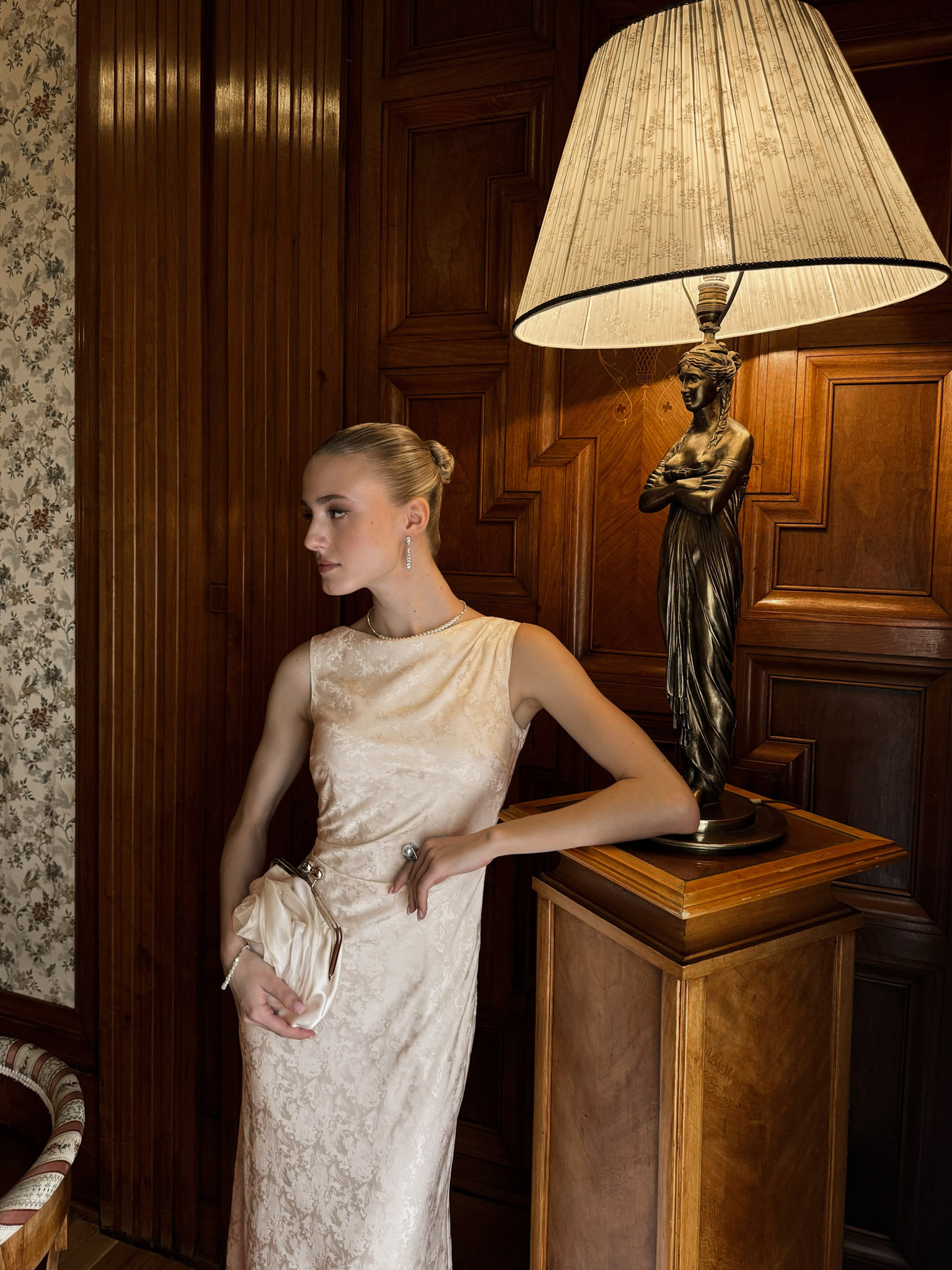 Sleeveless midi dress with floral pattern