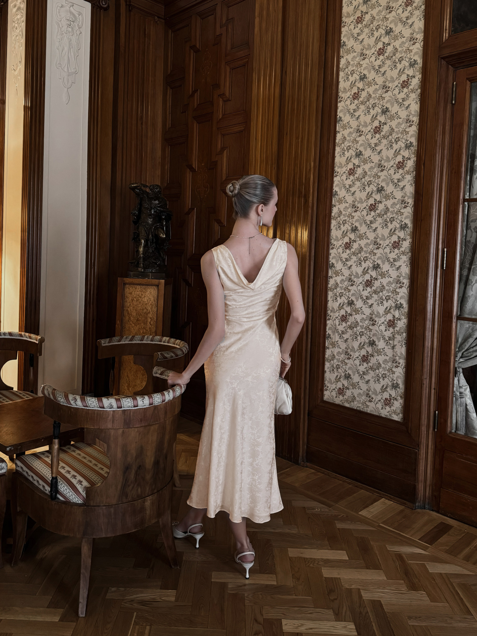 Sleeveless midi dress with floral pattern