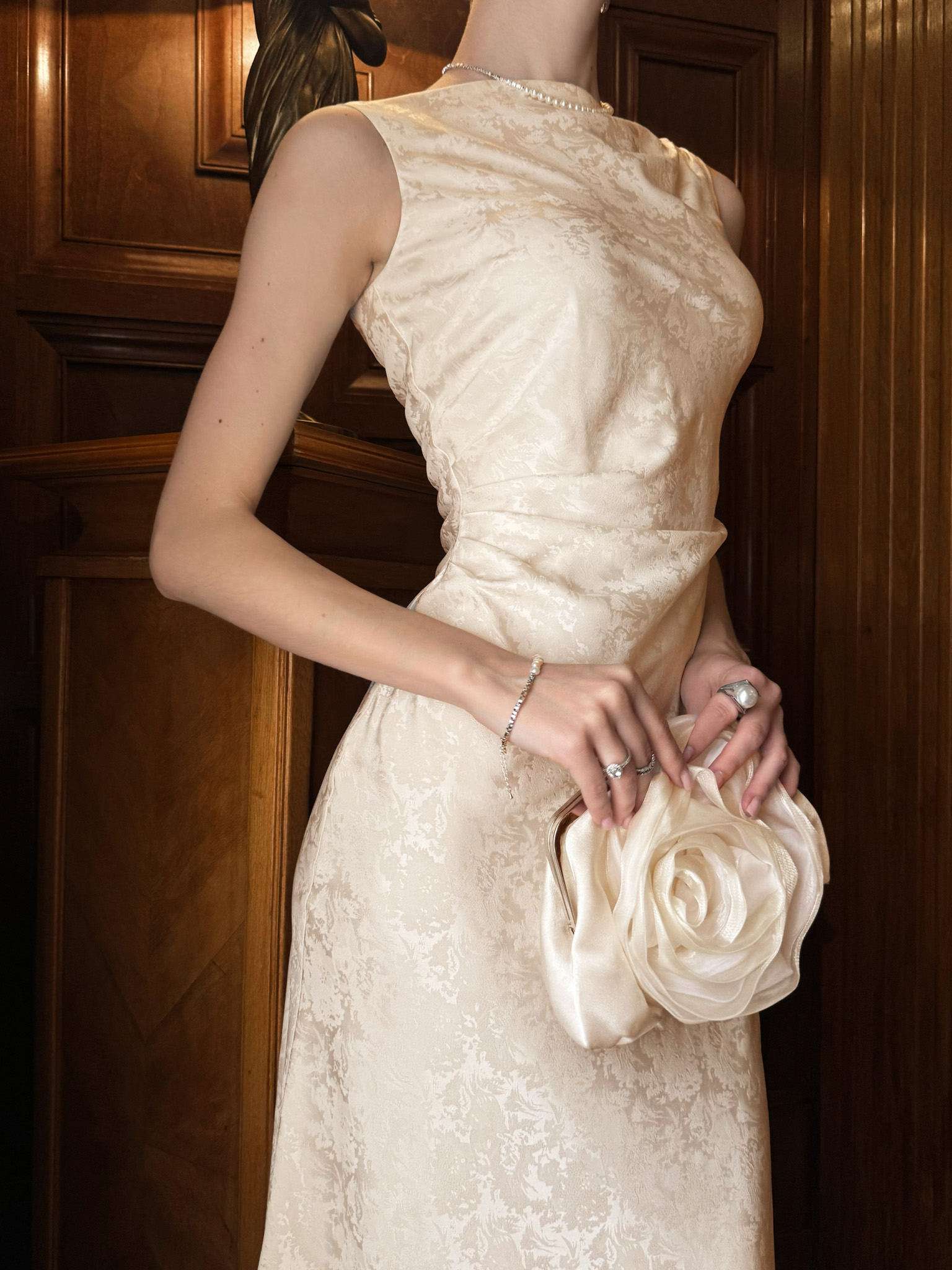 Sleeveless midi dress with floral pattern