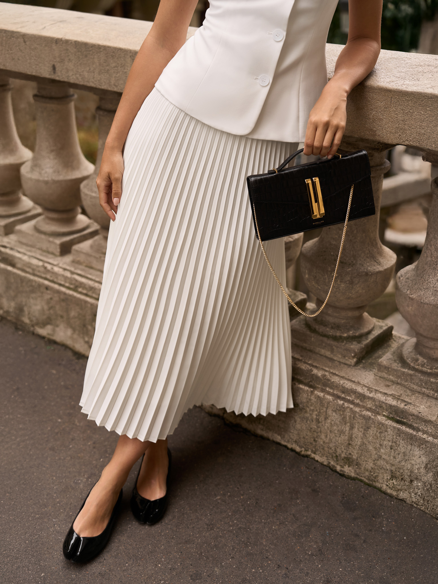 Pleated midi skirt in light fabric