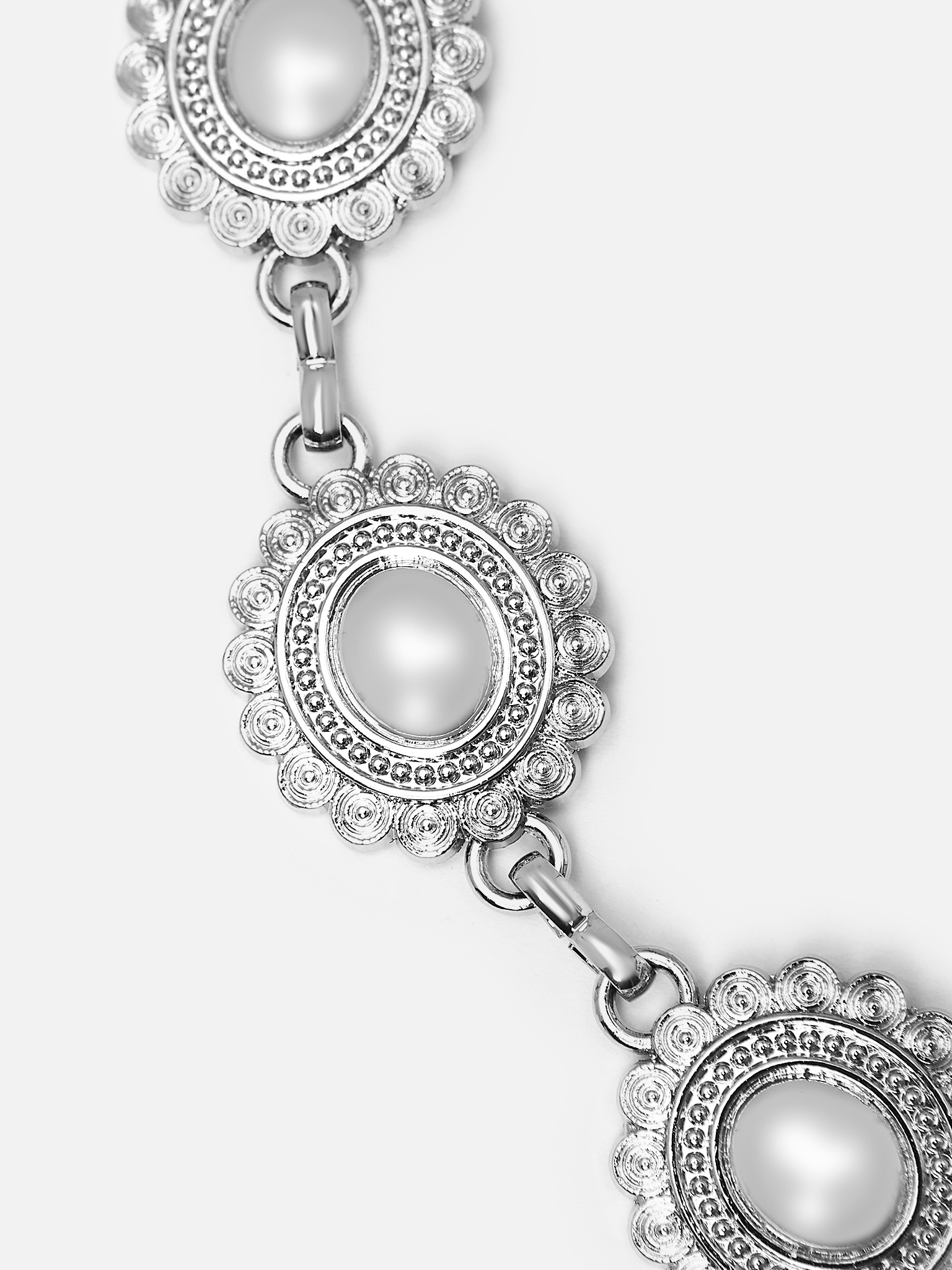 Decorative belt with round detailing