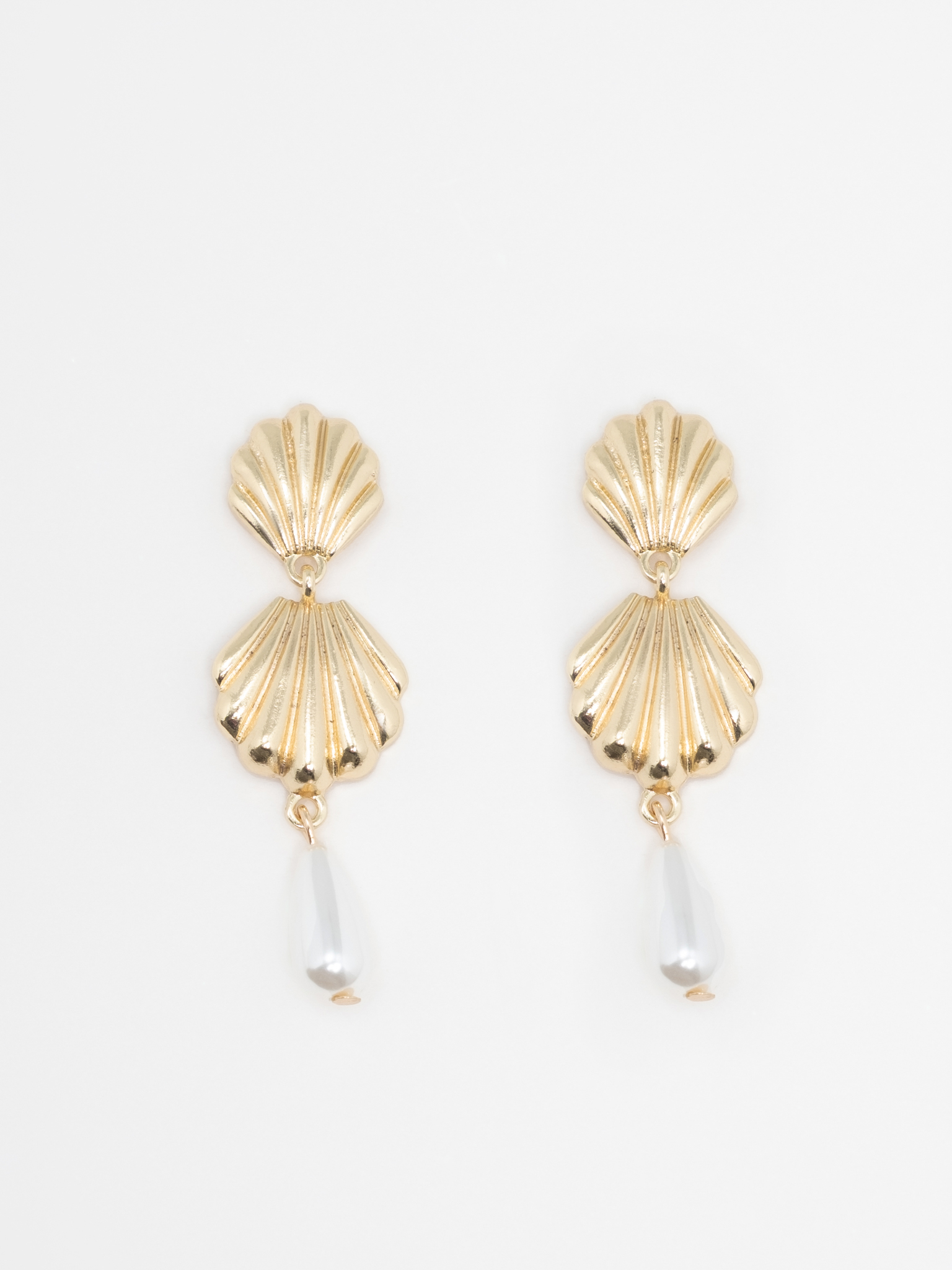 Earrings with shells and pearls