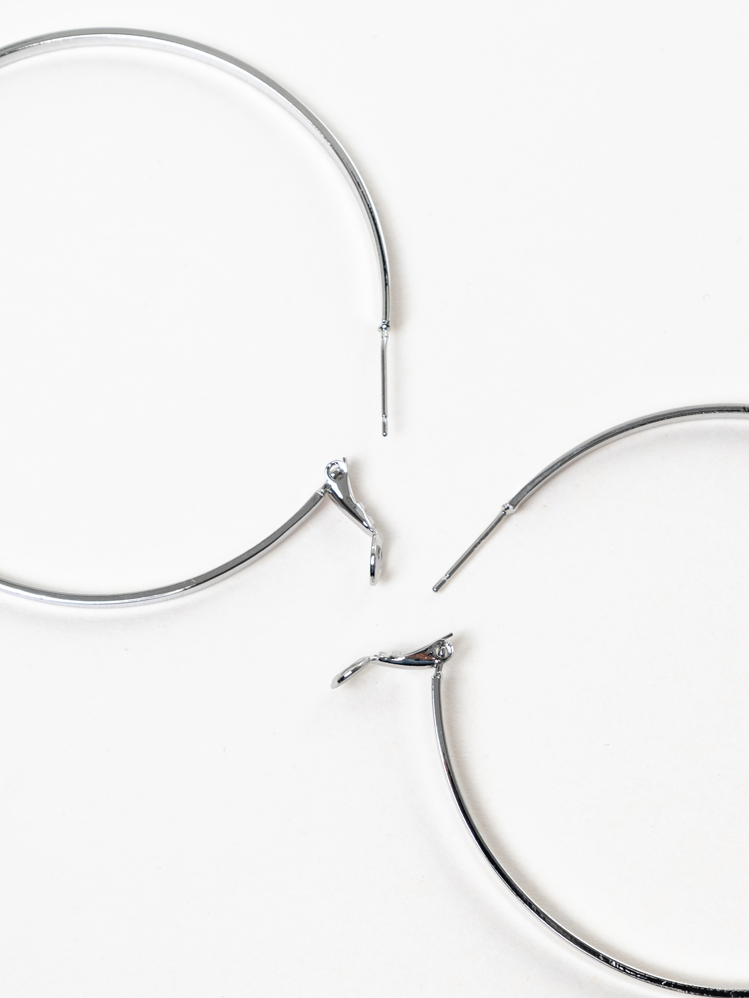 Тонкие серьги-кольца из гладкого металла